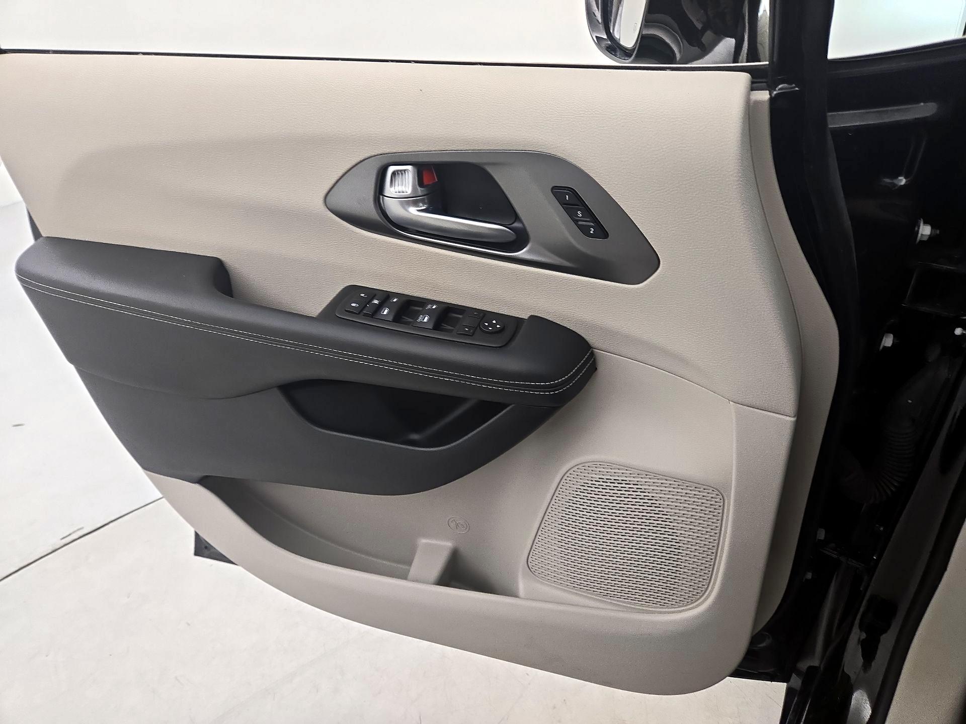 Thumbnail: 2024 Chrysler Pacifica - 12