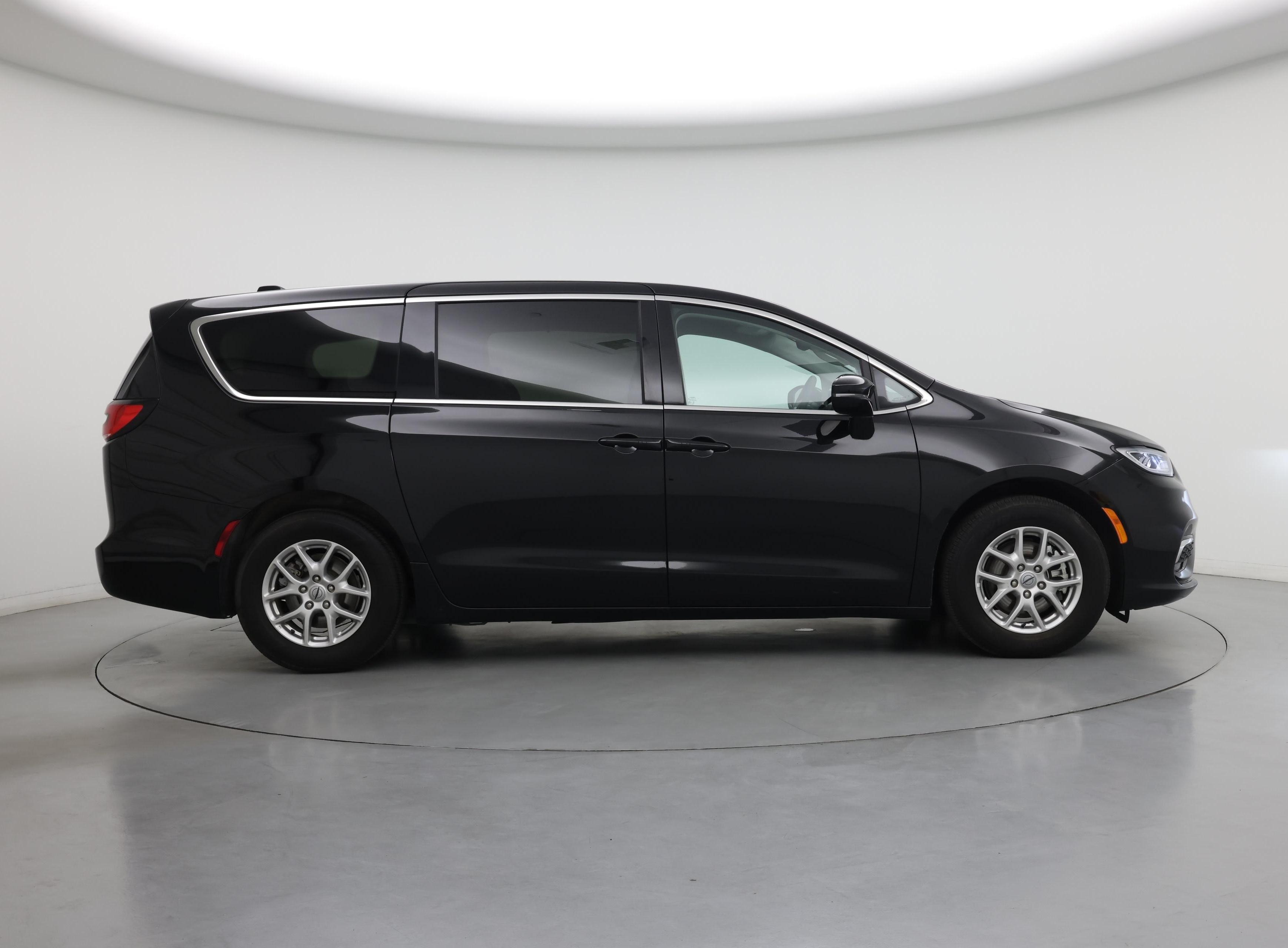 Thumbnail: 2024 Chrysler Pacifica - 7