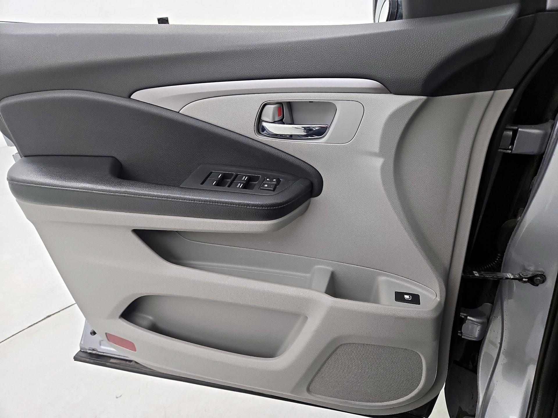 Thumbnail: 2016 Honda Pilot - 12