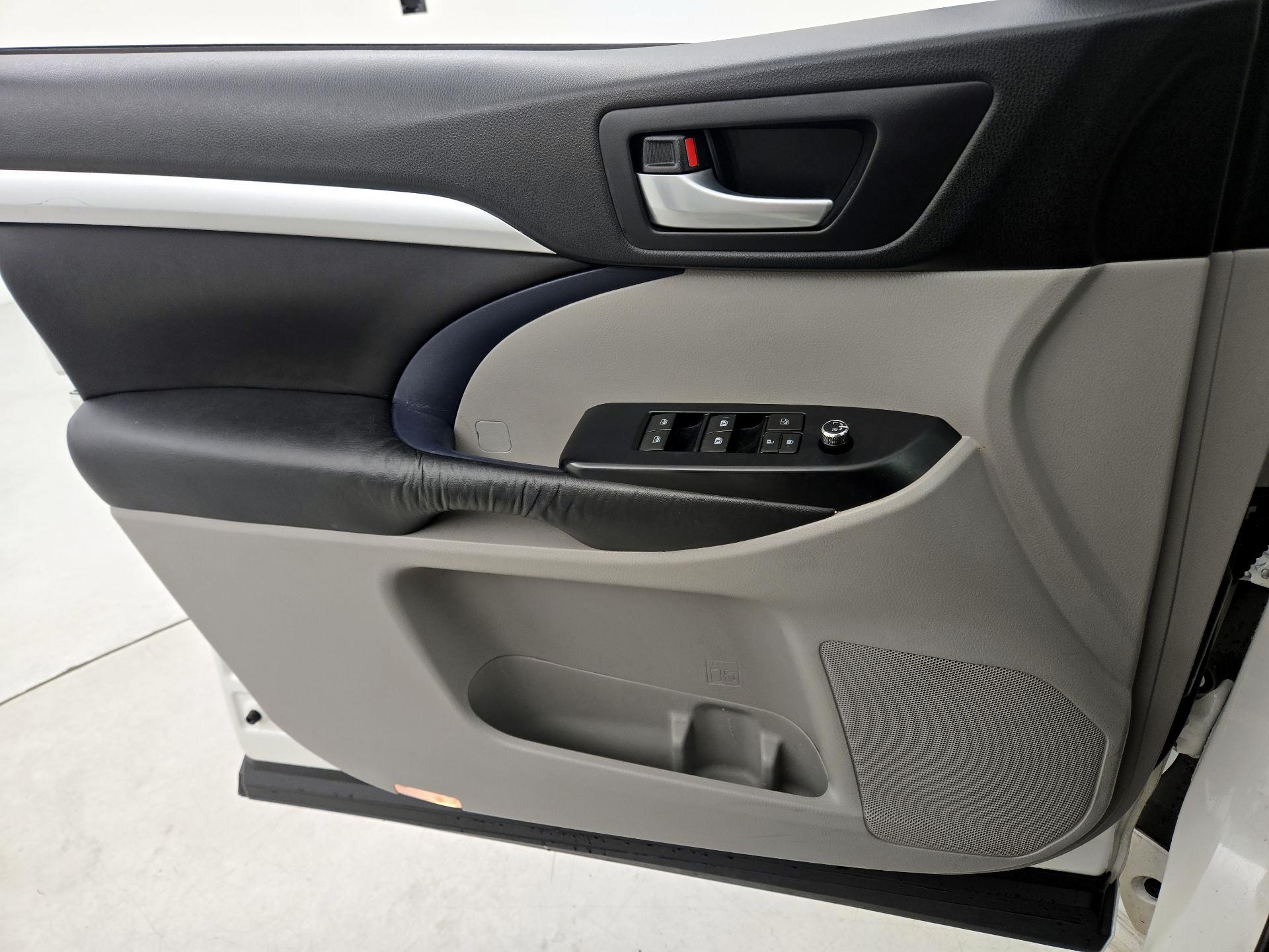 Thumbnail: 2016 Toyota Highlander - 12