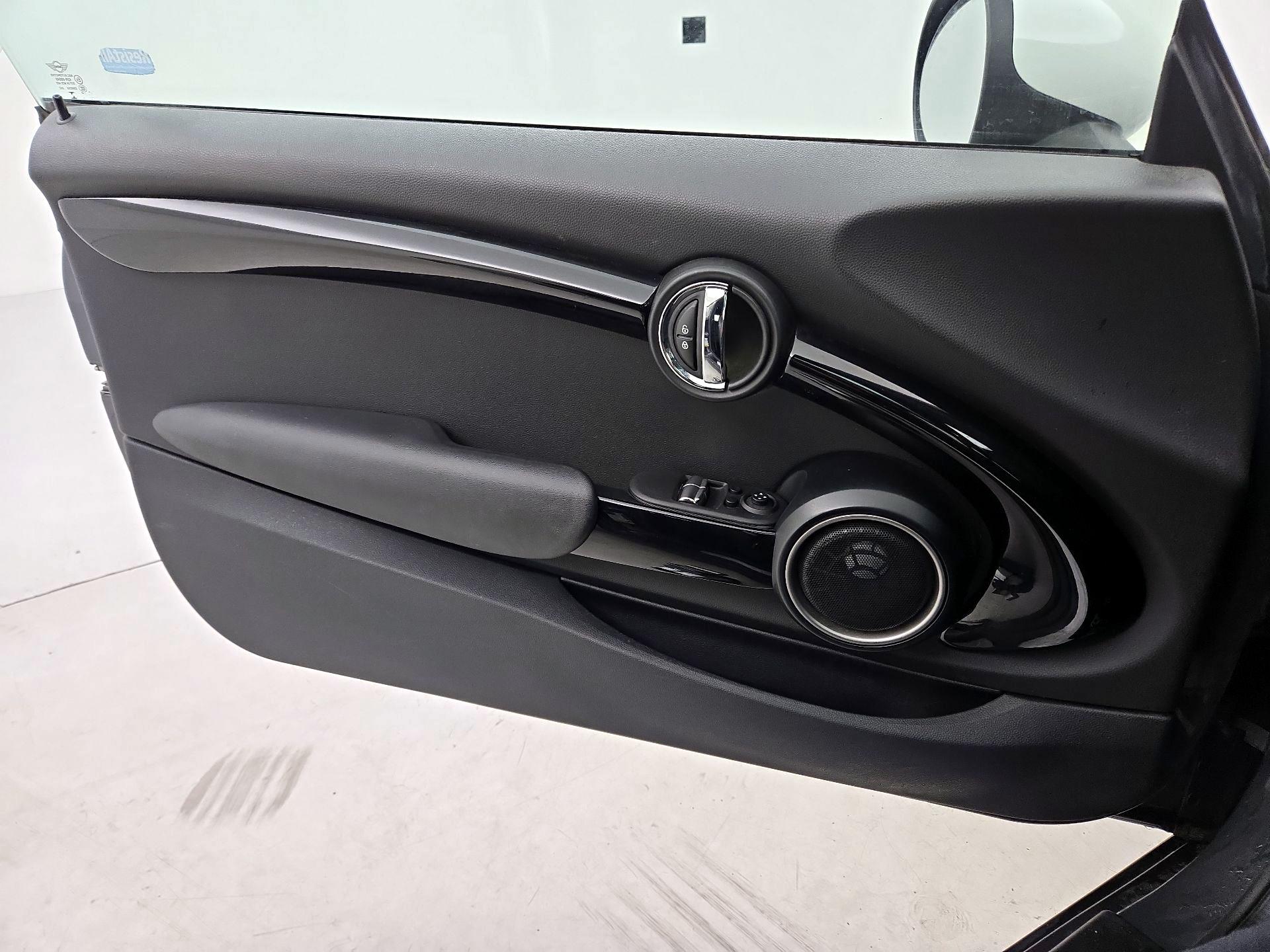 Thumbnail: 2015 MINI Cooper Hardtop - 12