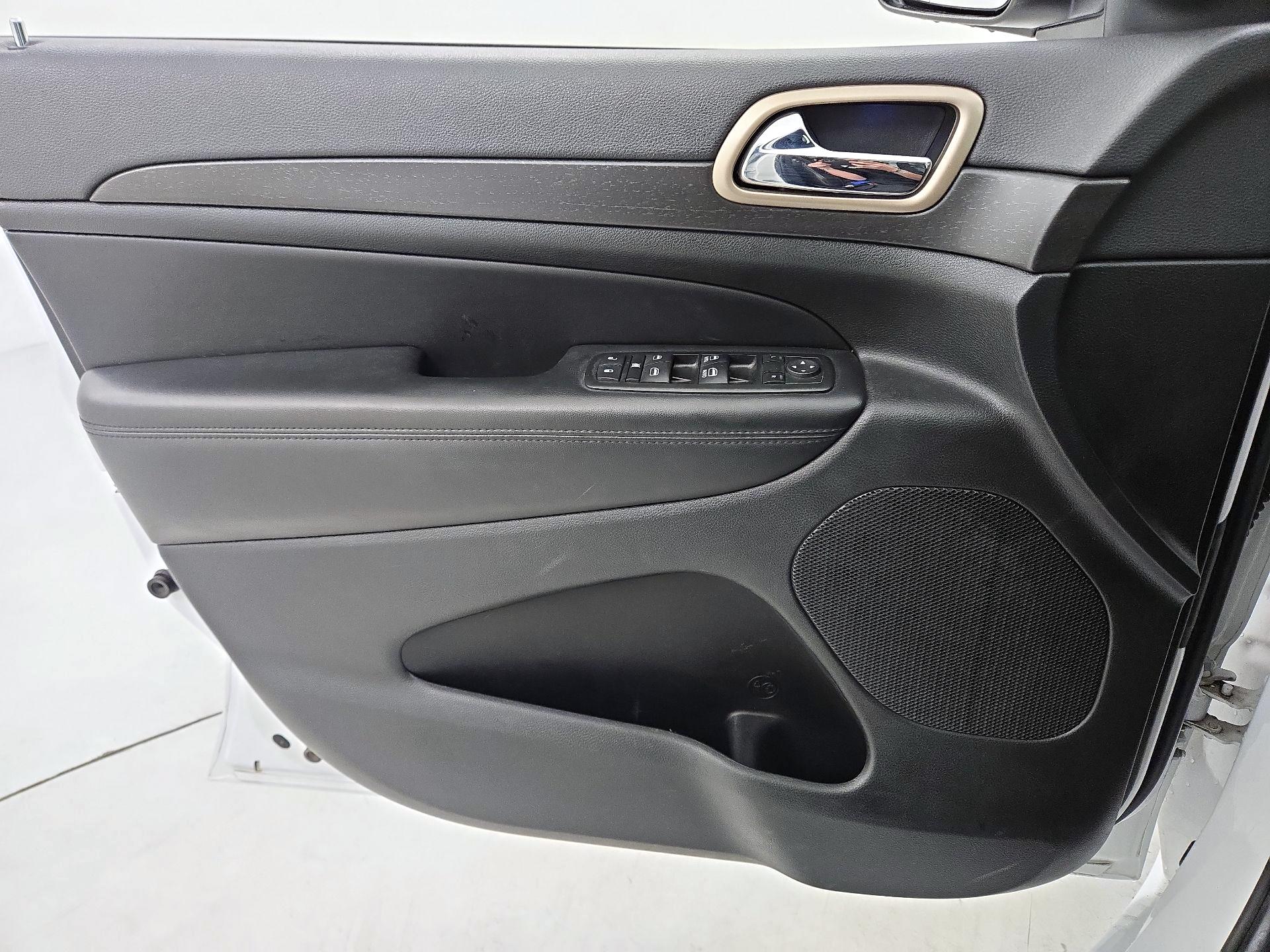 Thumbnail: 2015 Jeep Grand Cherokee - 12