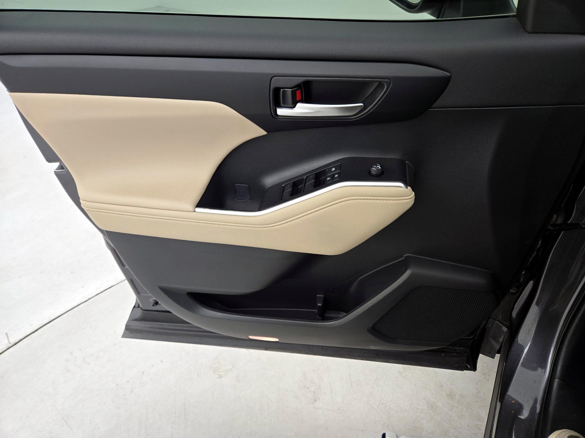 Thumbnail: 2023 Toyota Highlander - 12