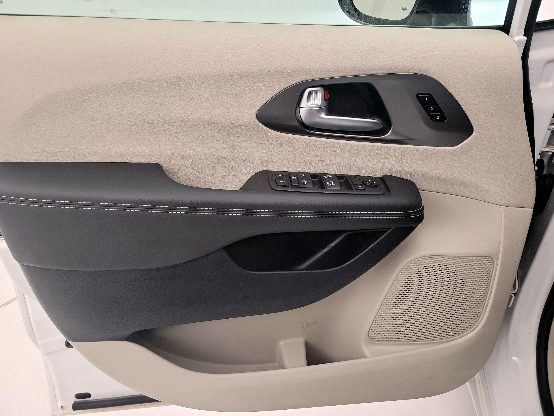 Thumbnail: 2024 Chrysler Pacifica - 12