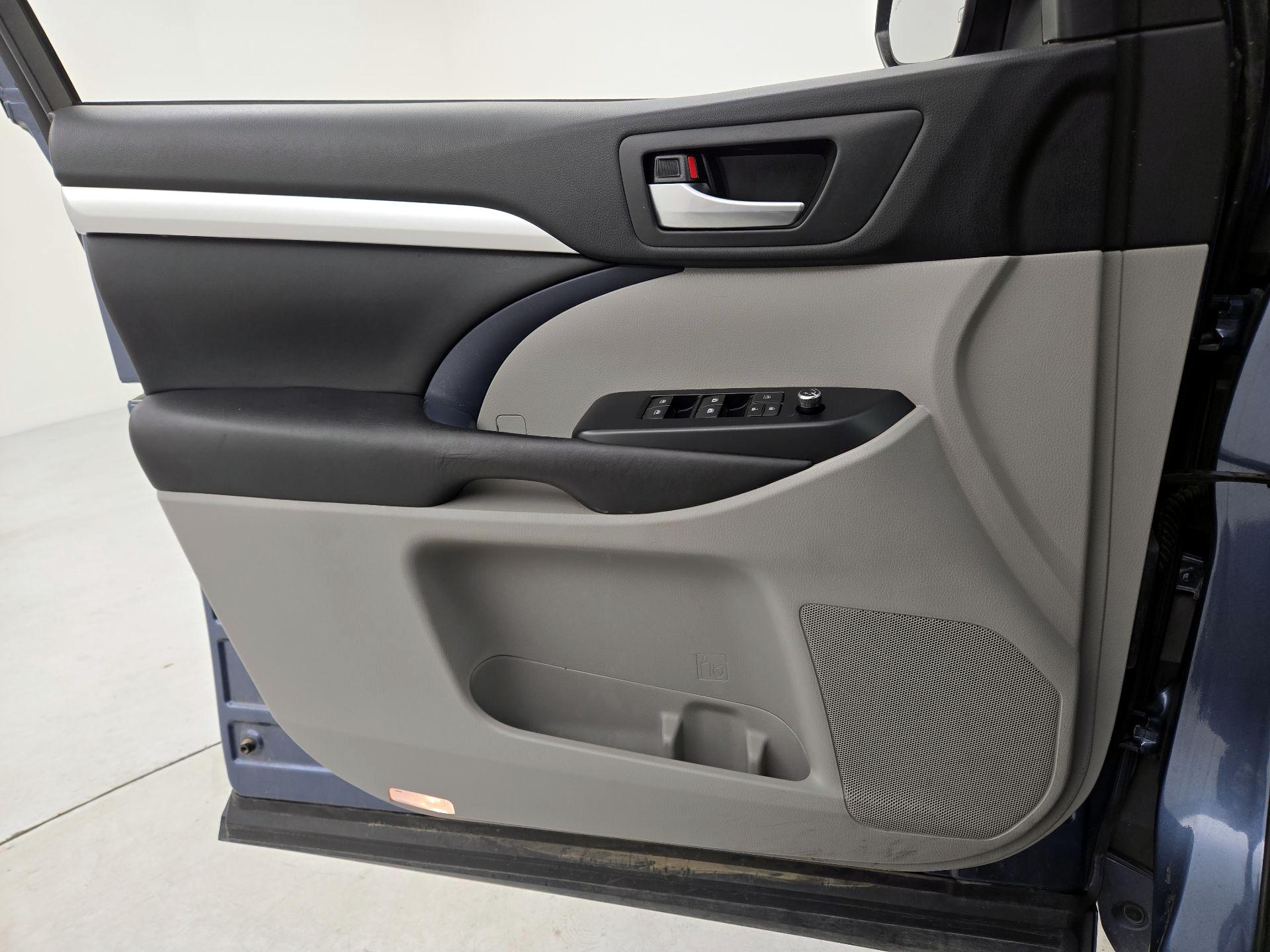 Thumbnail: 2017 Toyota Highlander - 12