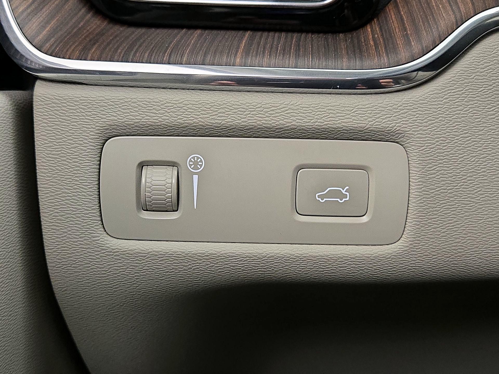 Thumbnail: 2022 Volvo XC60 - 13