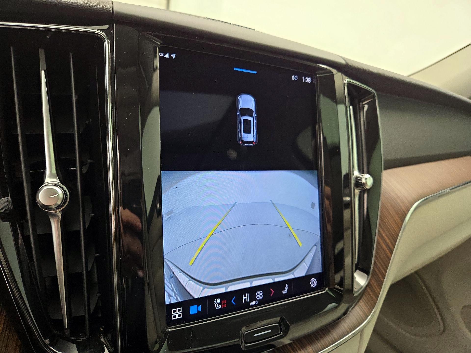 Thumbnail: 2022 Volvo XC60 - 15