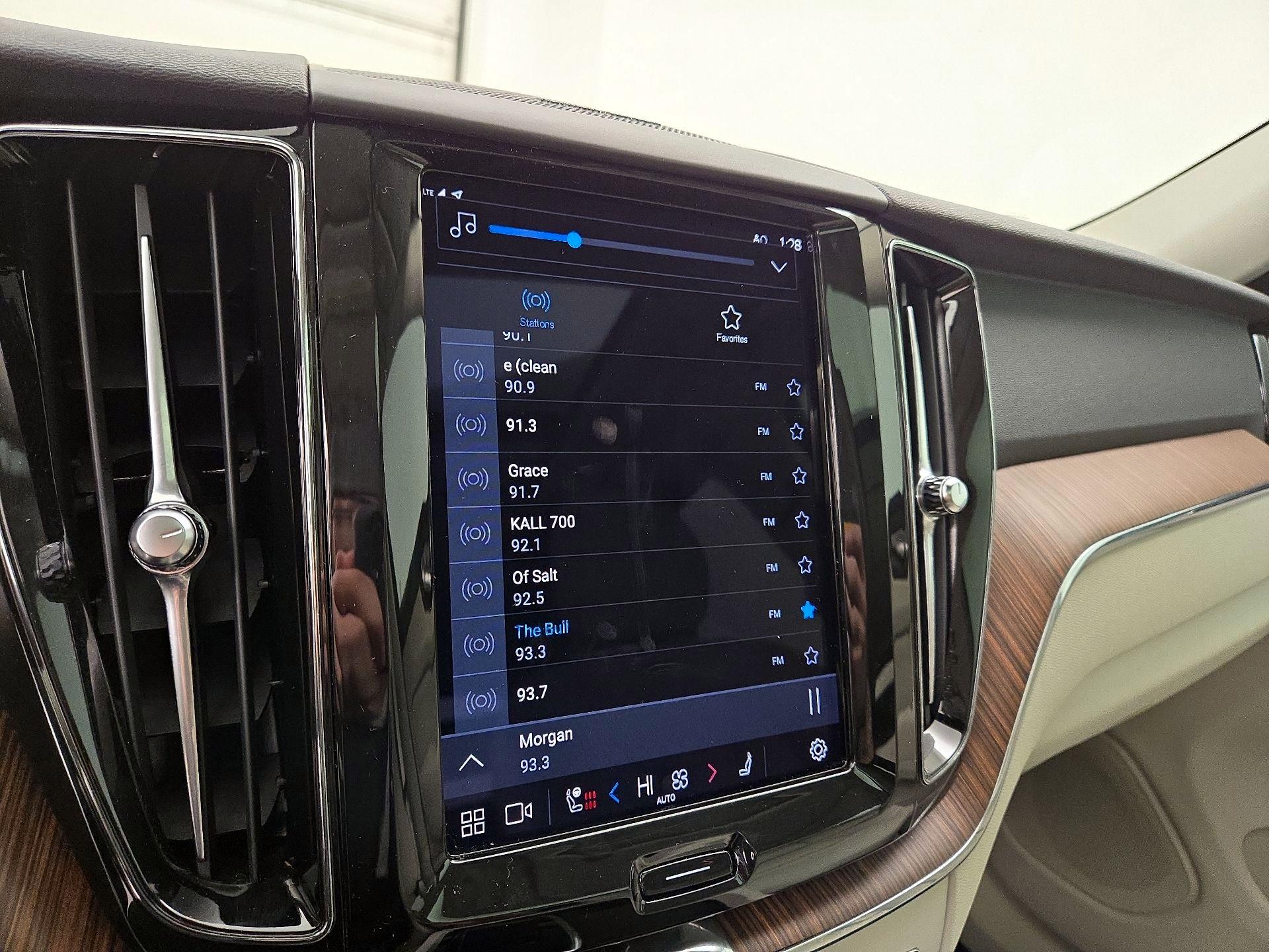 Thumbnail: 2022 Volvo XC60 - 16