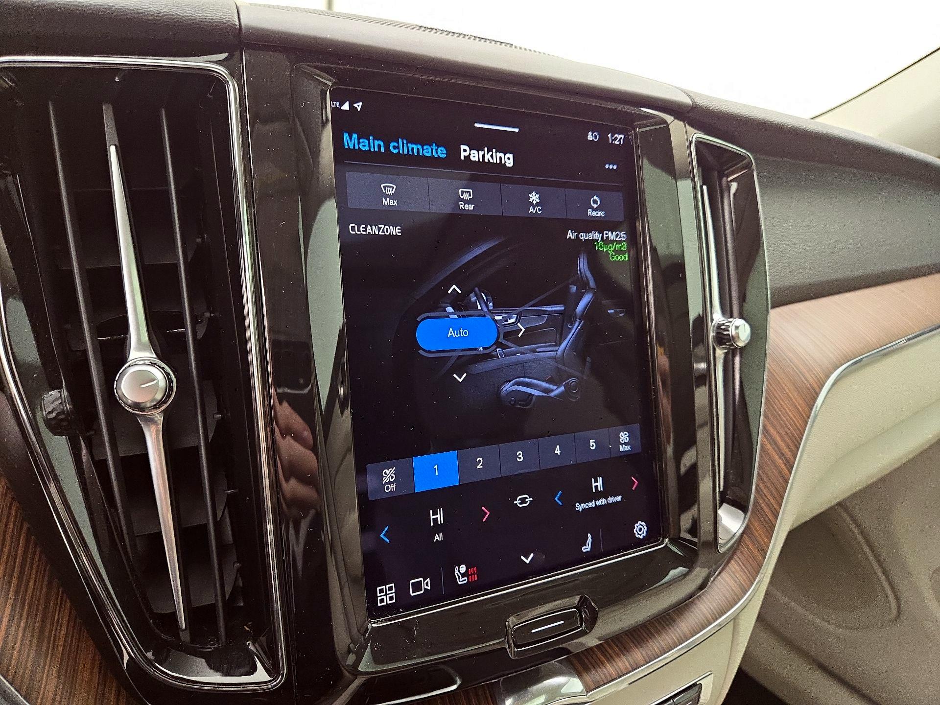 Thumbnail: 2022 Volvo XC60 - 17