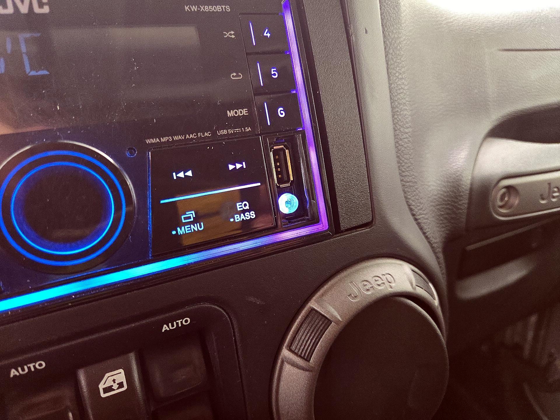 Thumbnail: 2016 Jeep Wrangler - 16