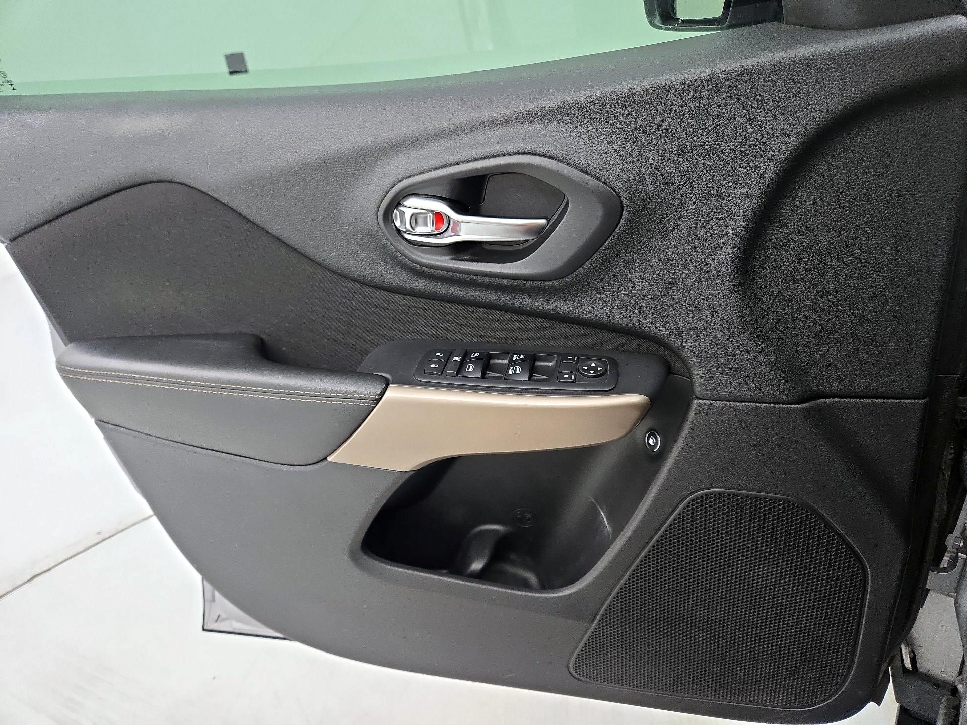 Thumbnail: 2017 Jeep Cherokee - 12