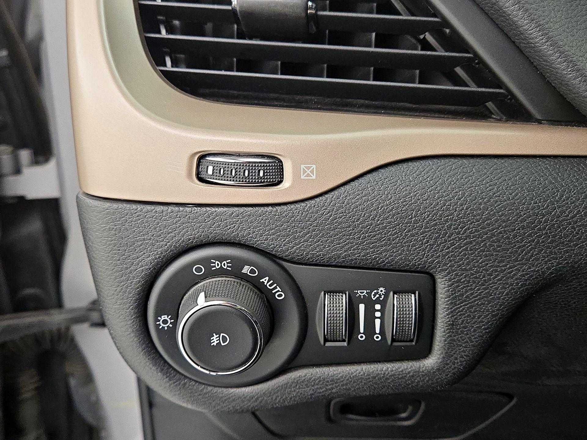 Thumbnail: 2017 Jeep Cherokee - 13