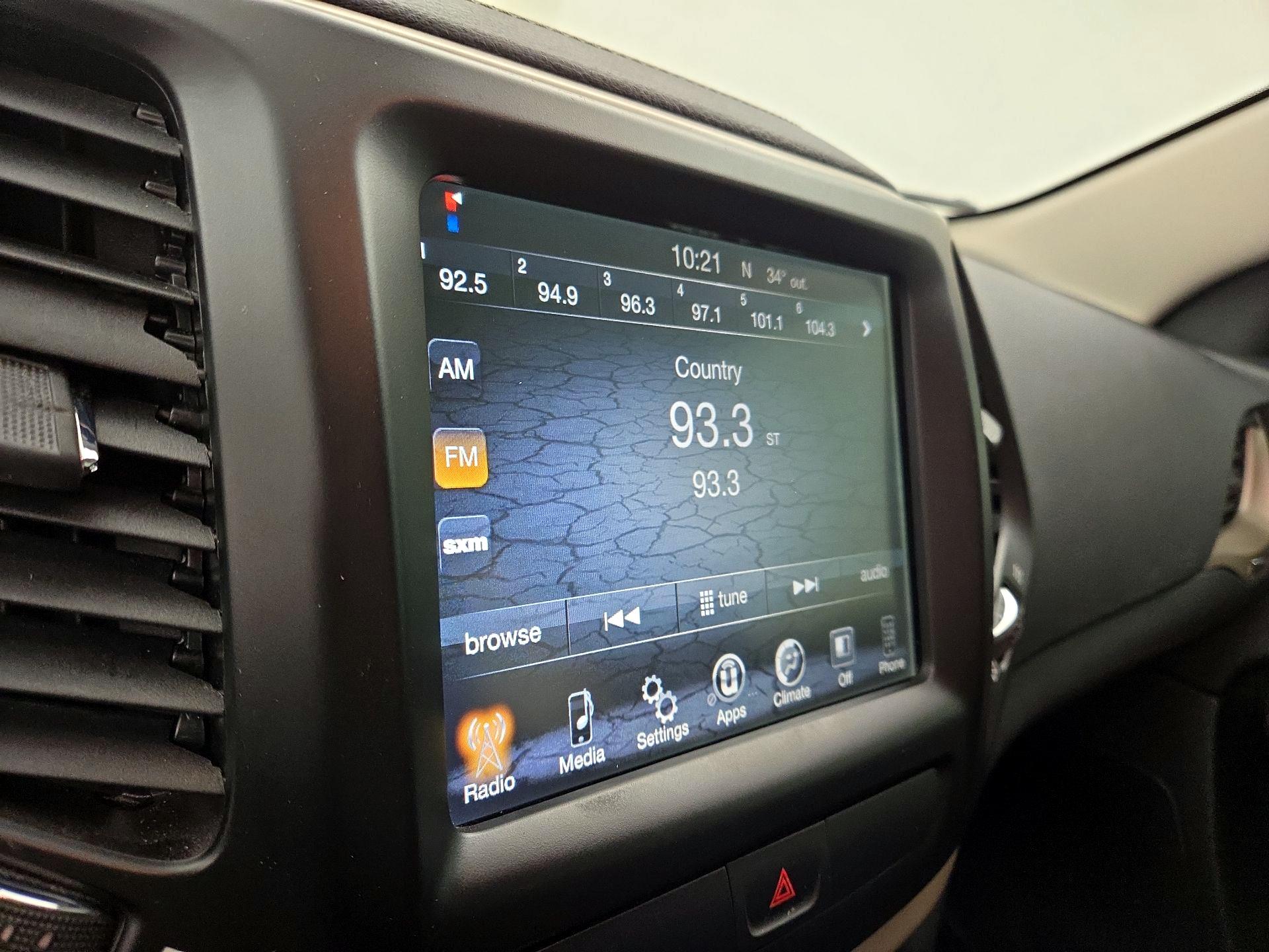 Thumbnail: 2017 Jeep Cherokee - 15