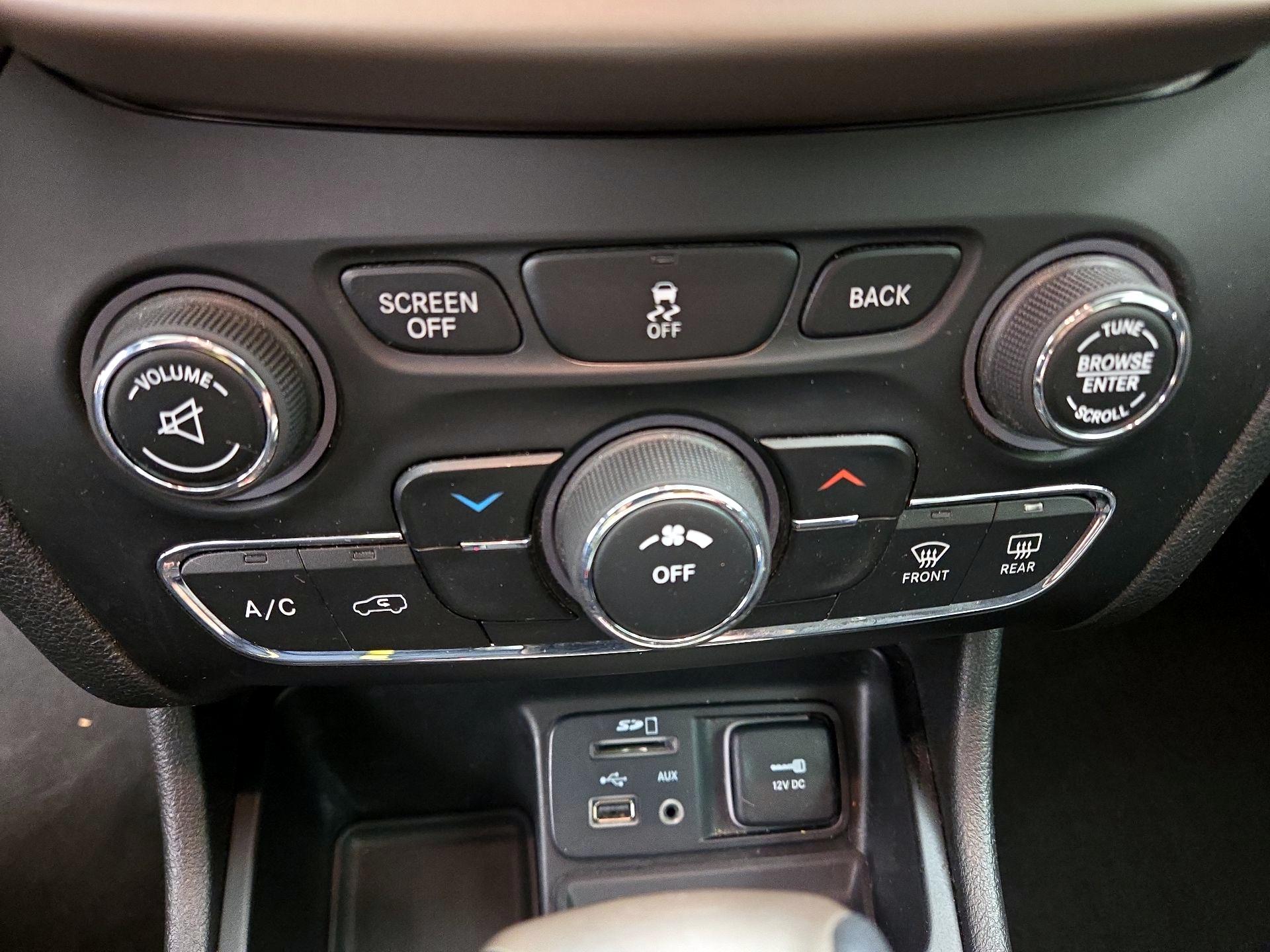 Thumbnail: 2017 Jeep Cherokee - 16