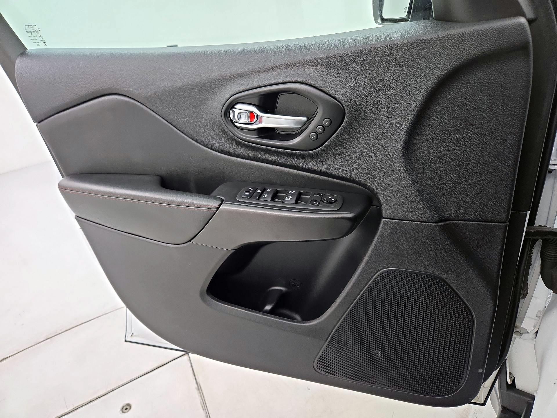 Thumbnail: 2022 Jeep Cherokee - 12