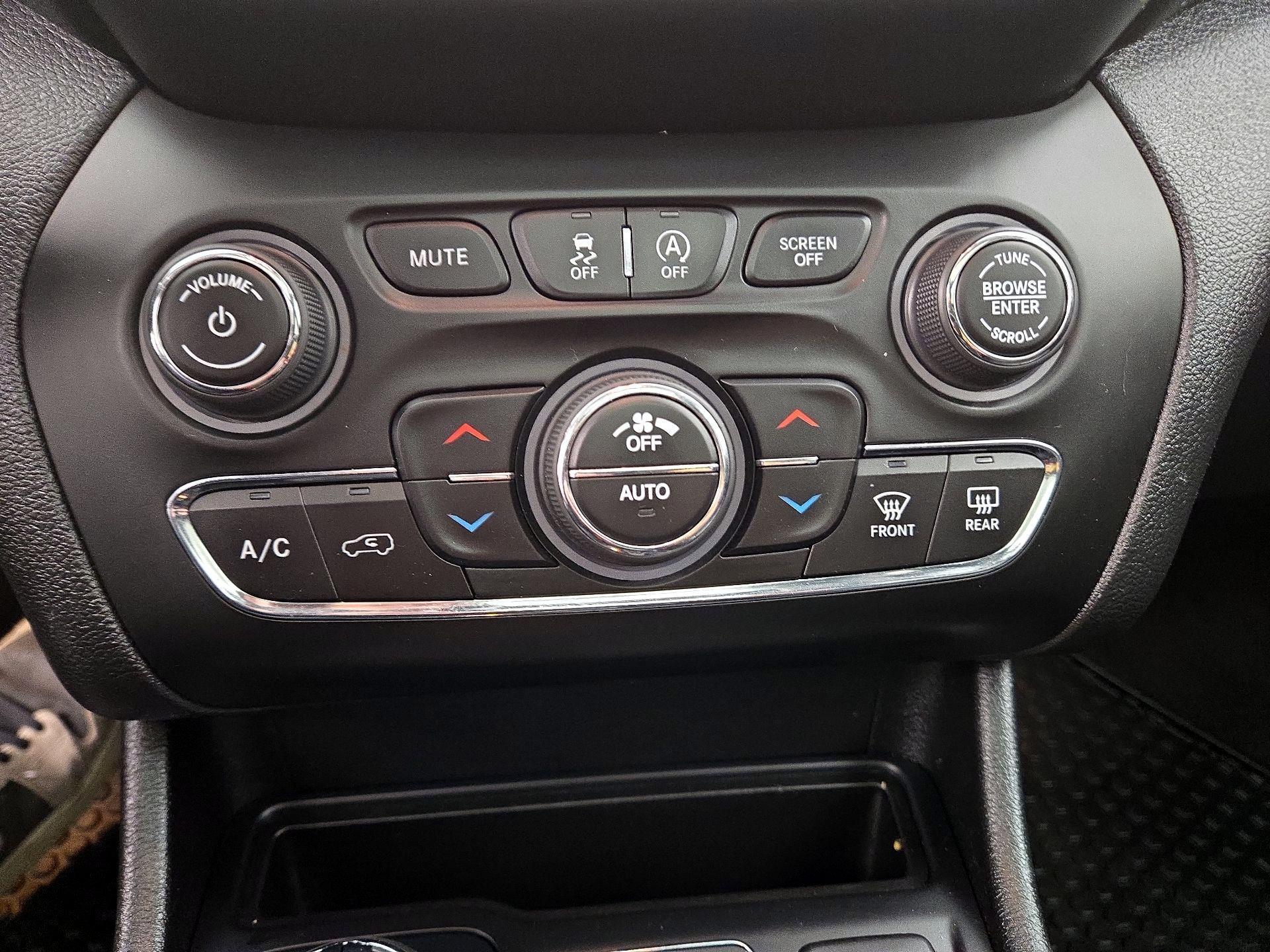 Thumbnail: 2022 Jeep Cherokee - 17