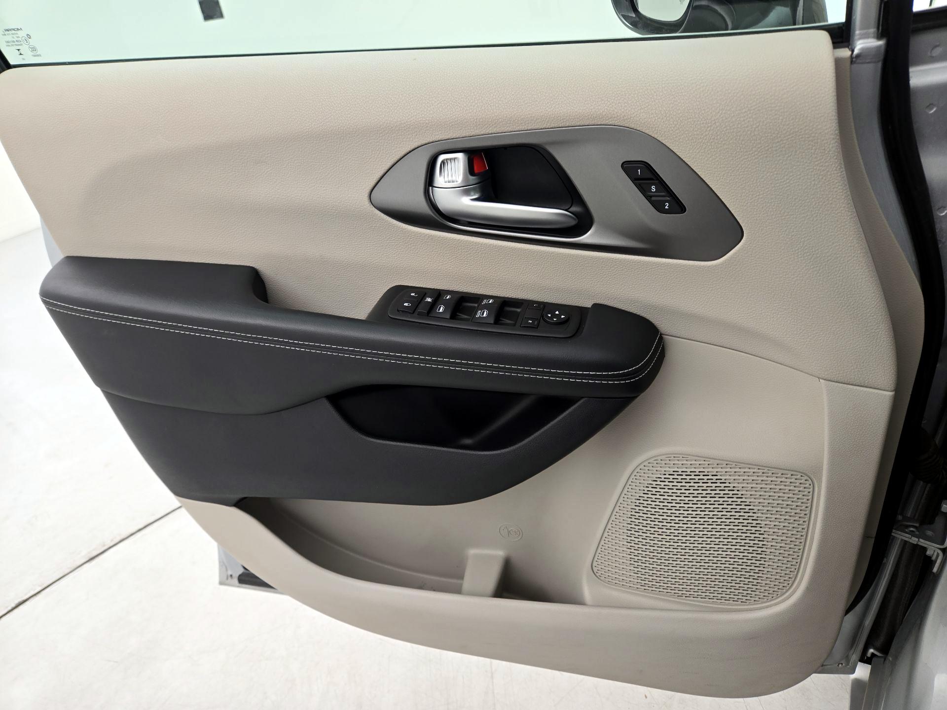 Thumbnail: 2024 Chrysler Pacifica - 12