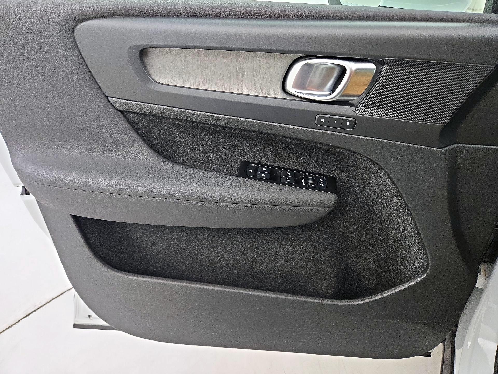 Thumbnail: 2022 Volvo XC40 - 12