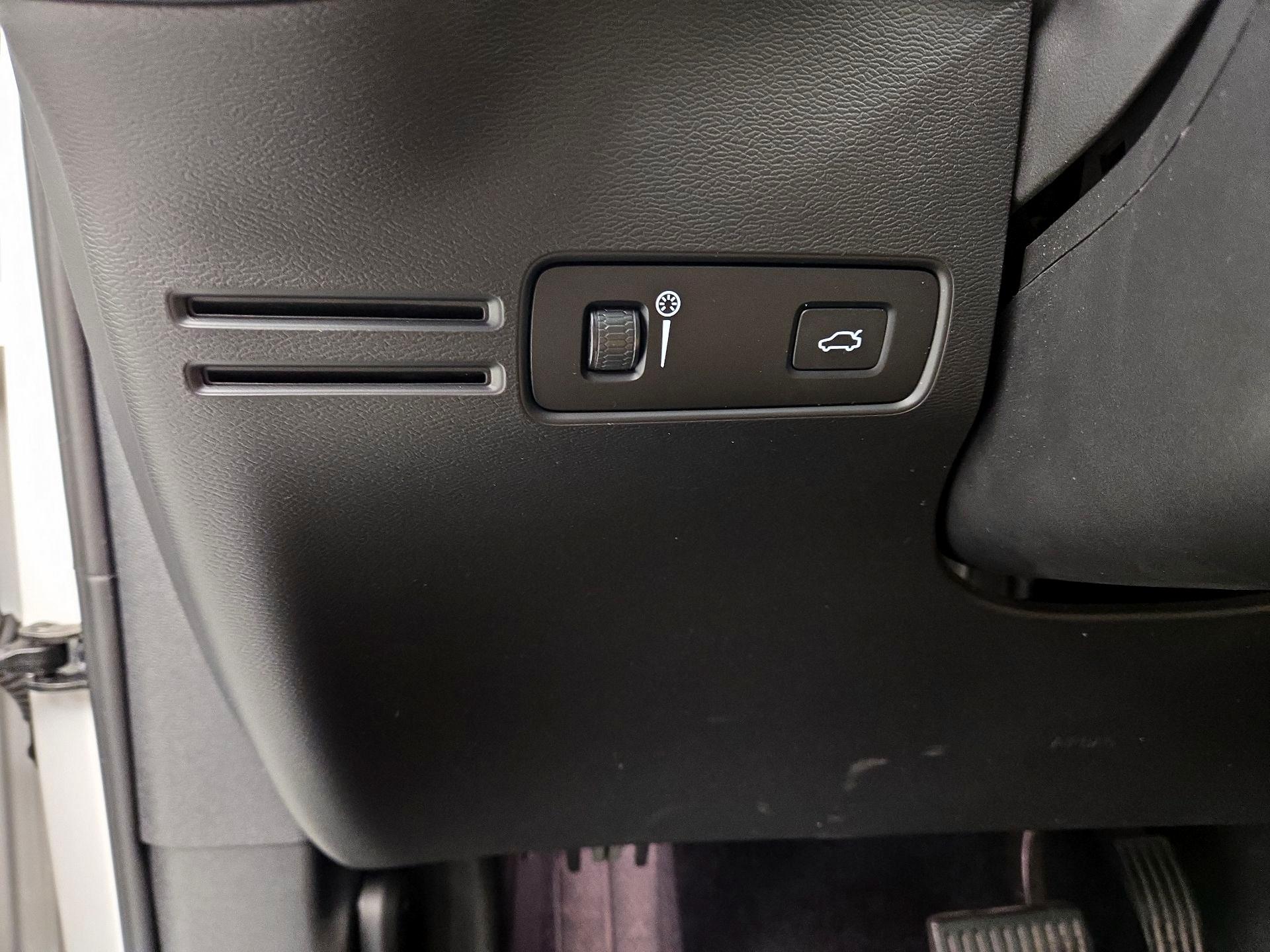 Thumbnail: 2022 Volvo XC40 - 13