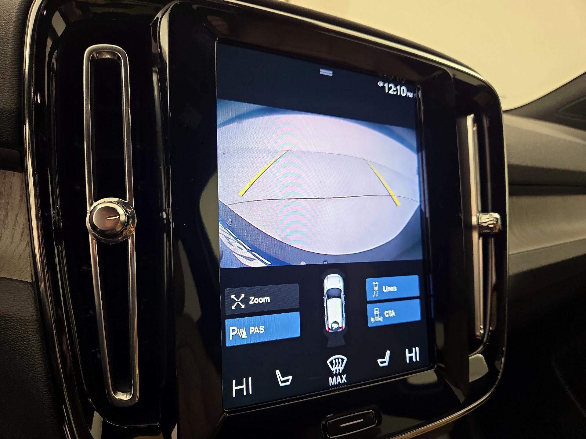 Thumbnail: 2022 Volvo XC40 - 15