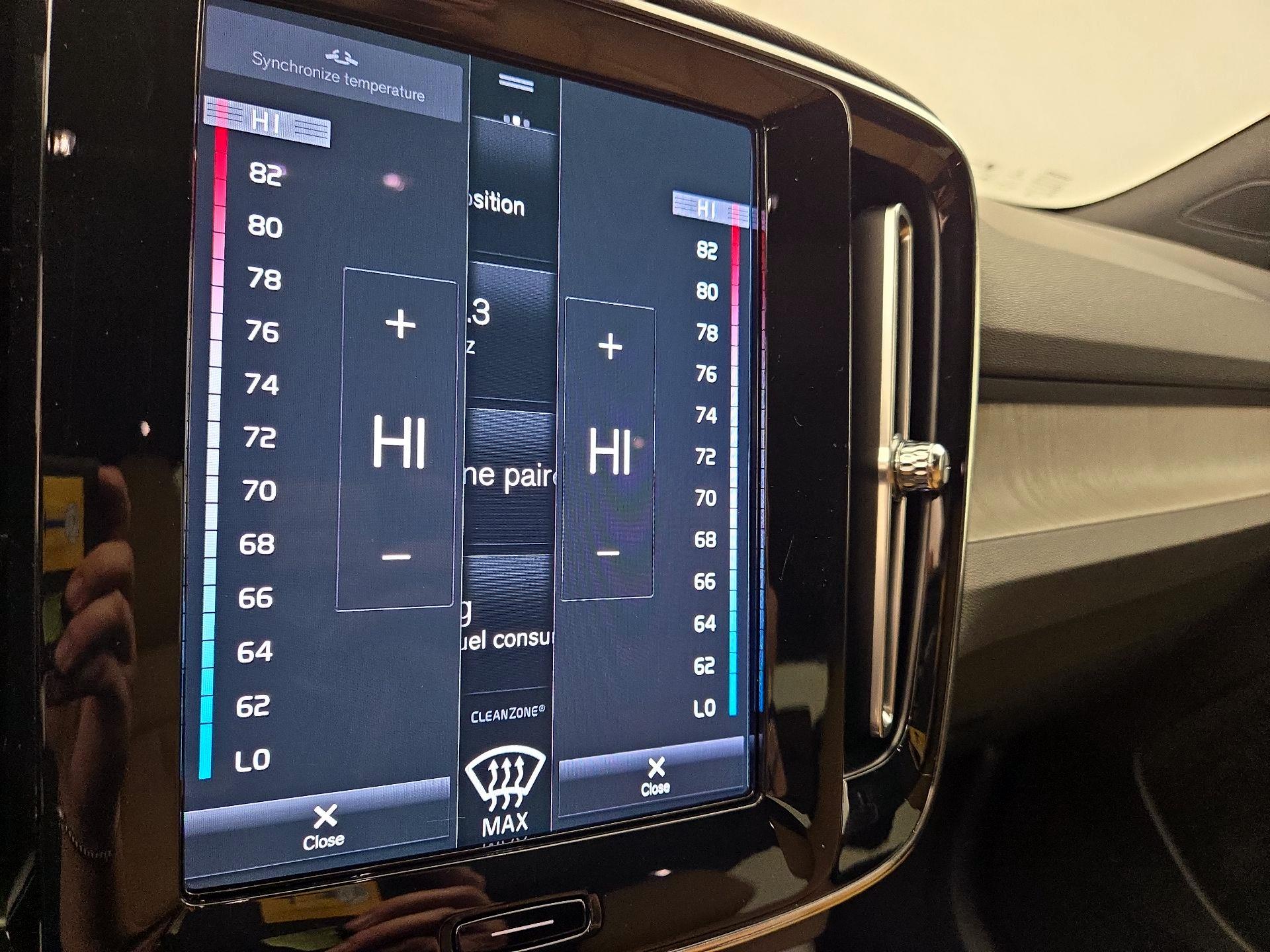 Thumbnail: 2022 Volvo XC40 - 17