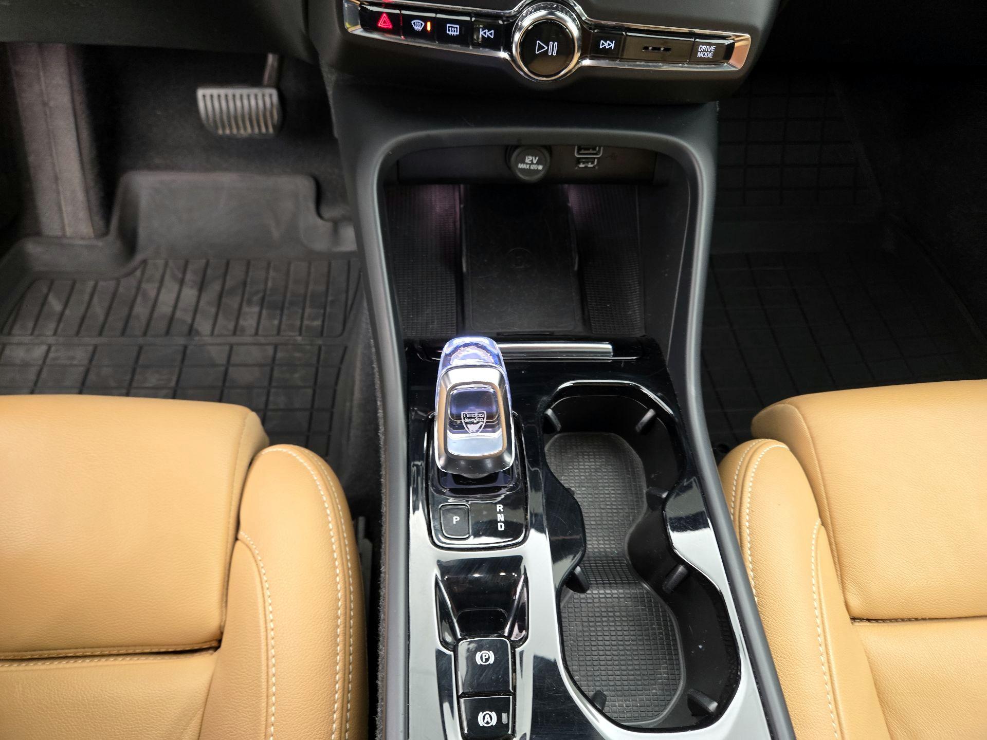 Thumbnail: 2022 Volvo XC40 - 18