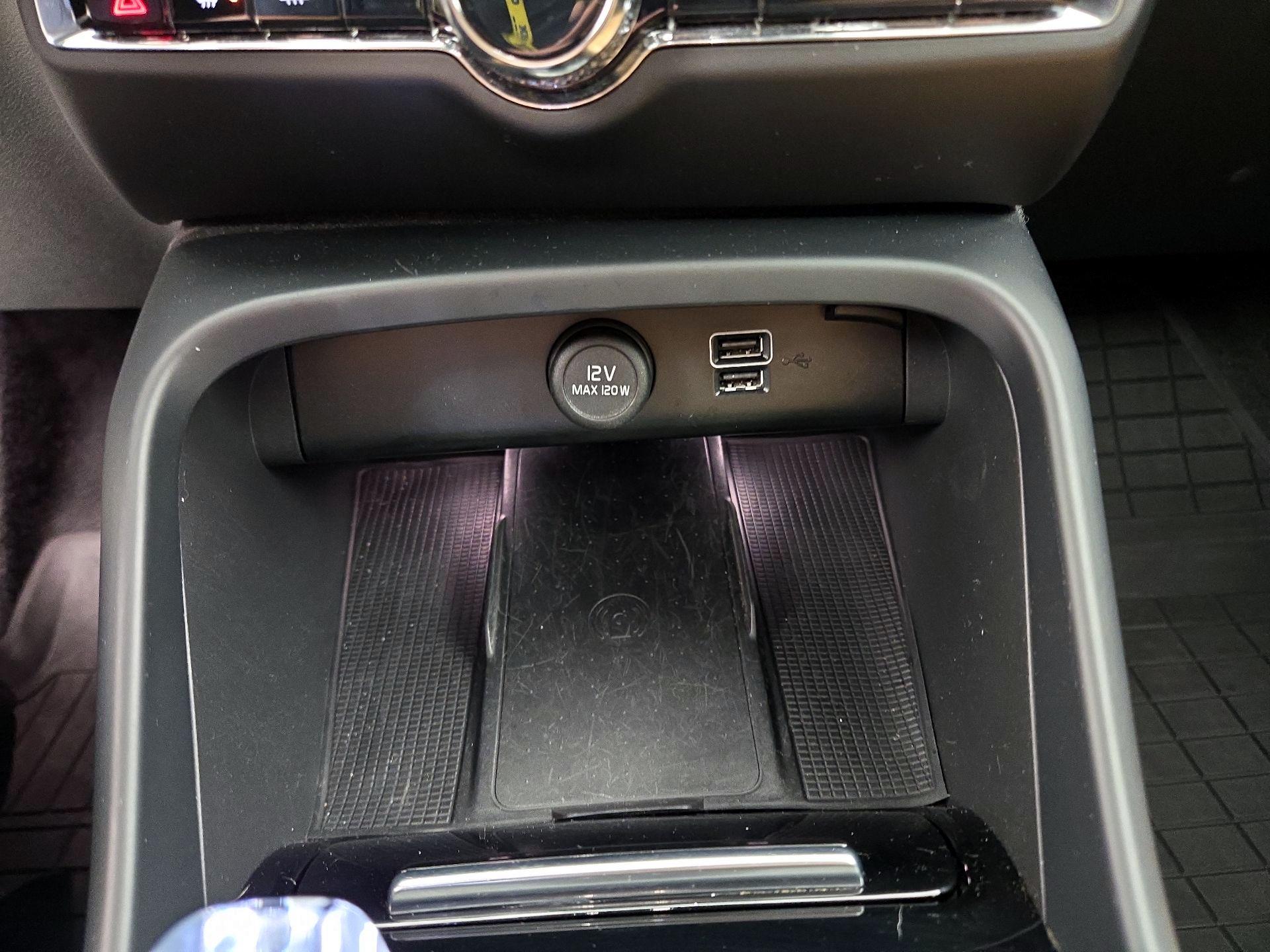 Thumbnail: 2022 Volvo XC40 - 19