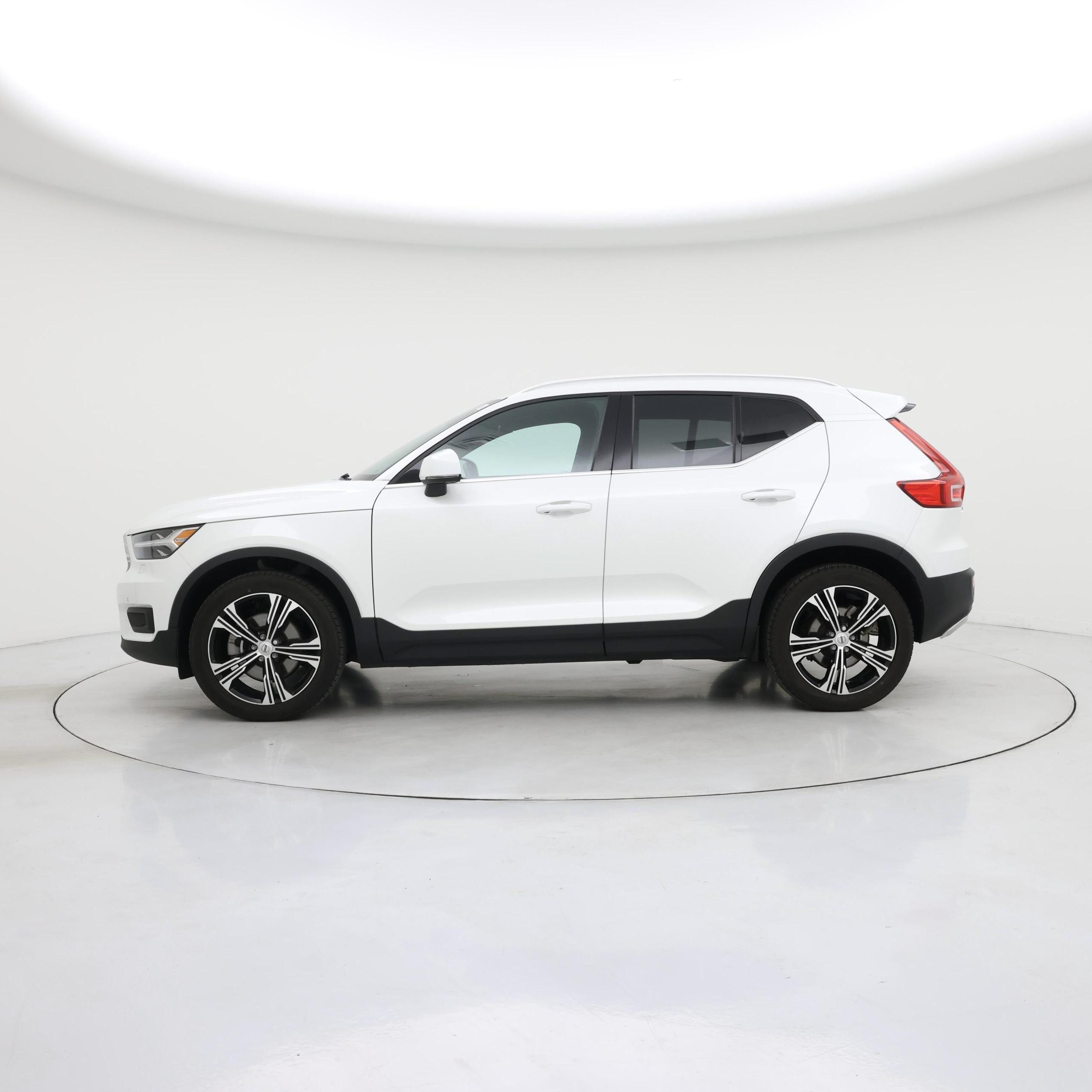 Thumbnail: 2022 Volvo XC40 - 3