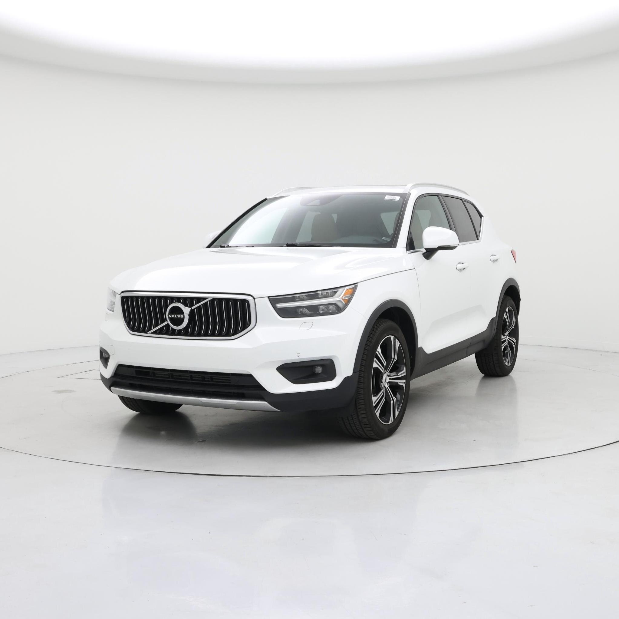 Thumbnail: 2022 Volvo XC40 - 4