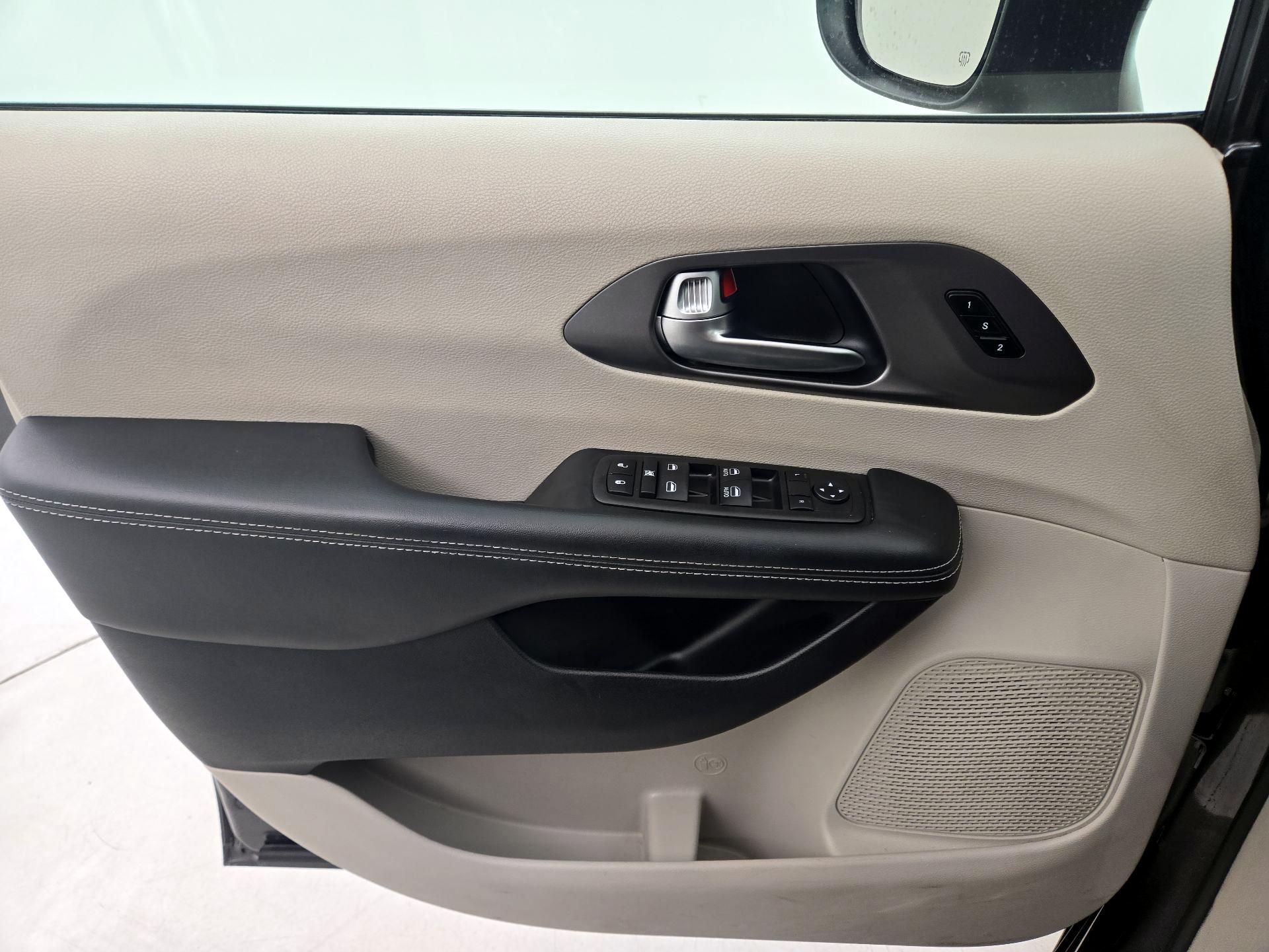 Thumbnail: 2023 Chrysler Pacifica - 12