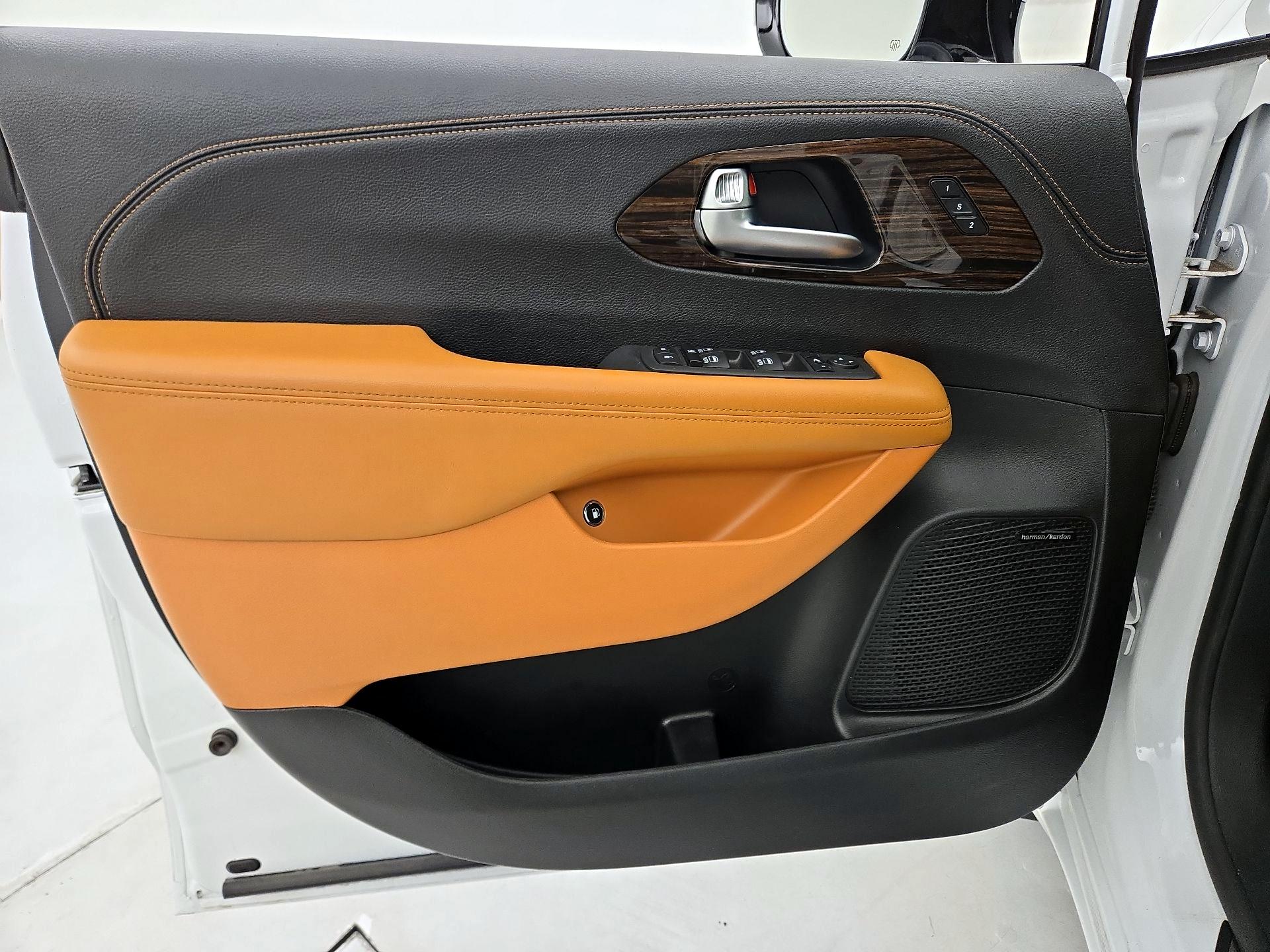 Thumbnail: 2023 Chrysler Pacifica - 12