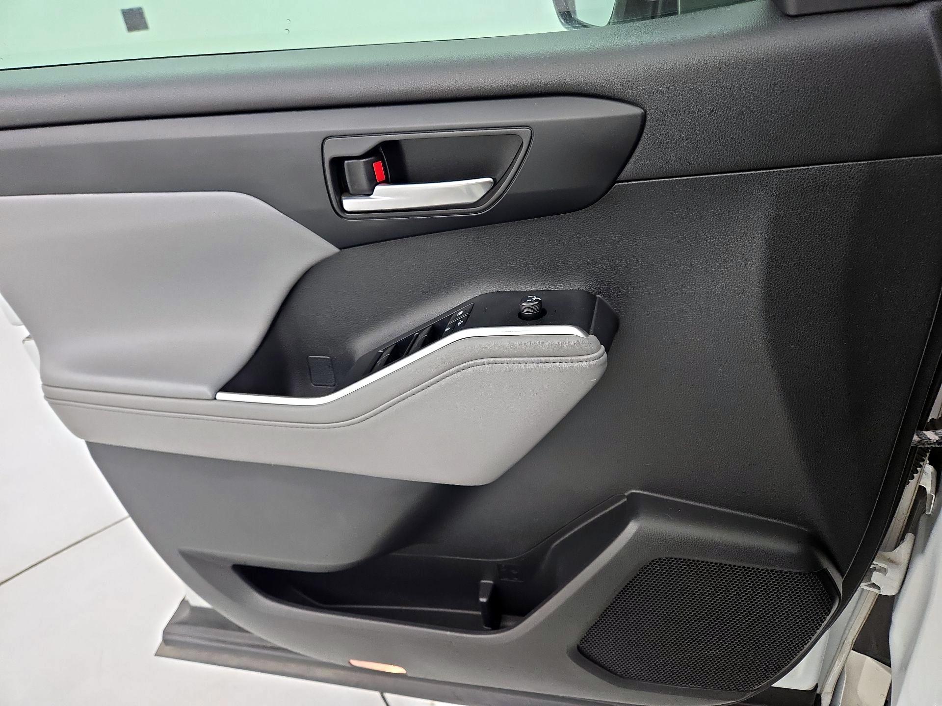 Thumbnail: 2020 Toyota Highlander - 12