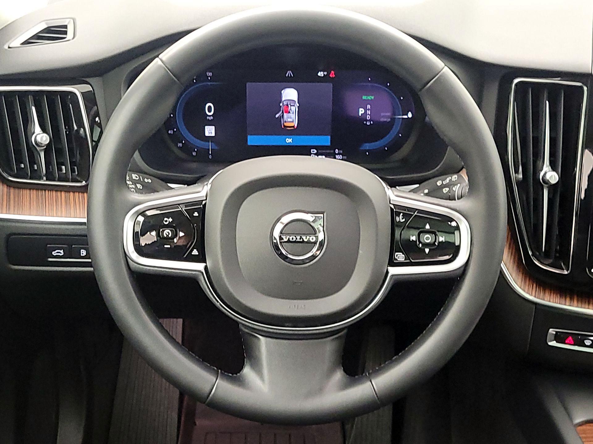 Thumbnail: 2023 Volvo XC60 - 10