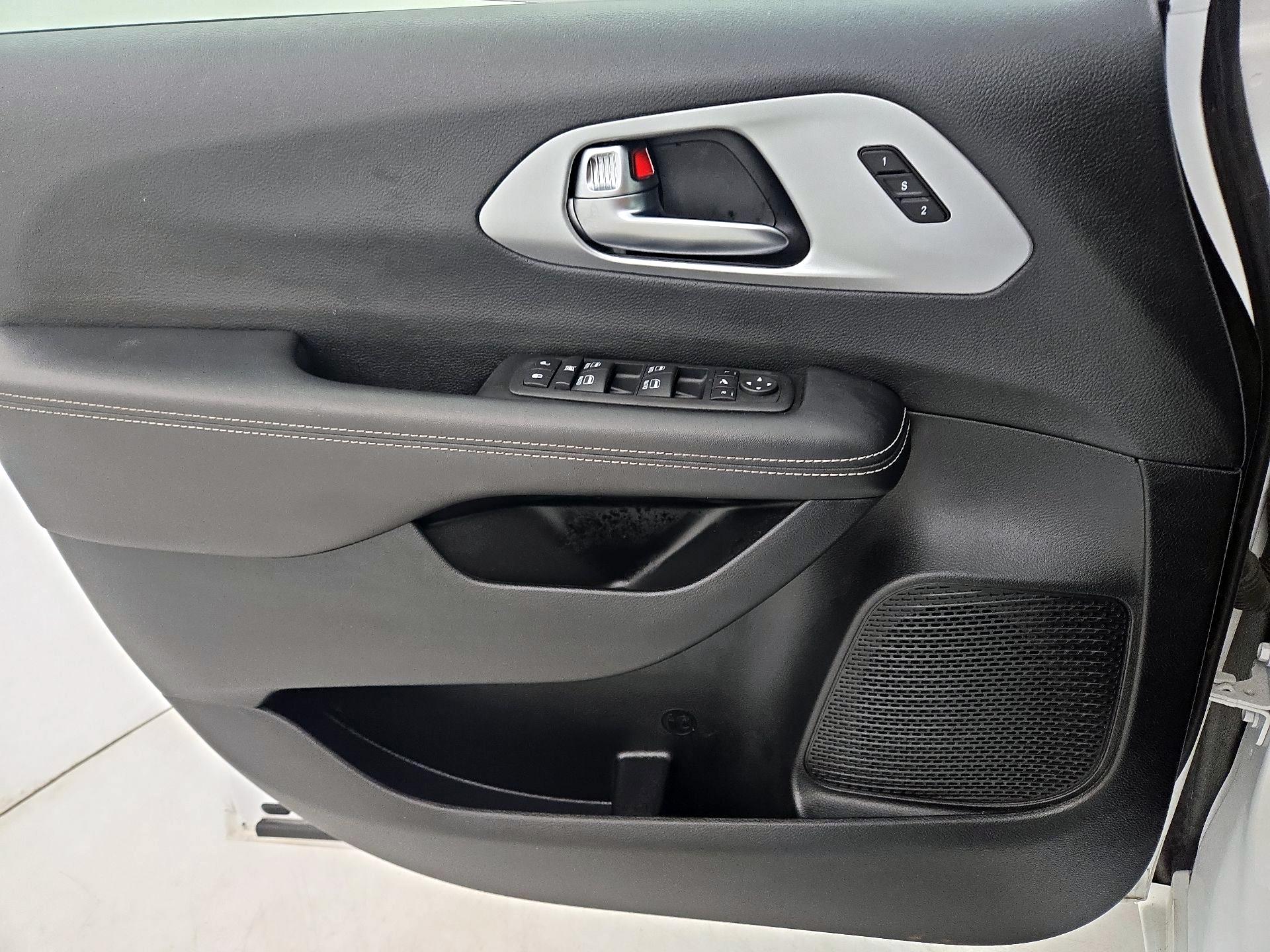 Thumbnail: 2025 Chrysler Pacifica - 12