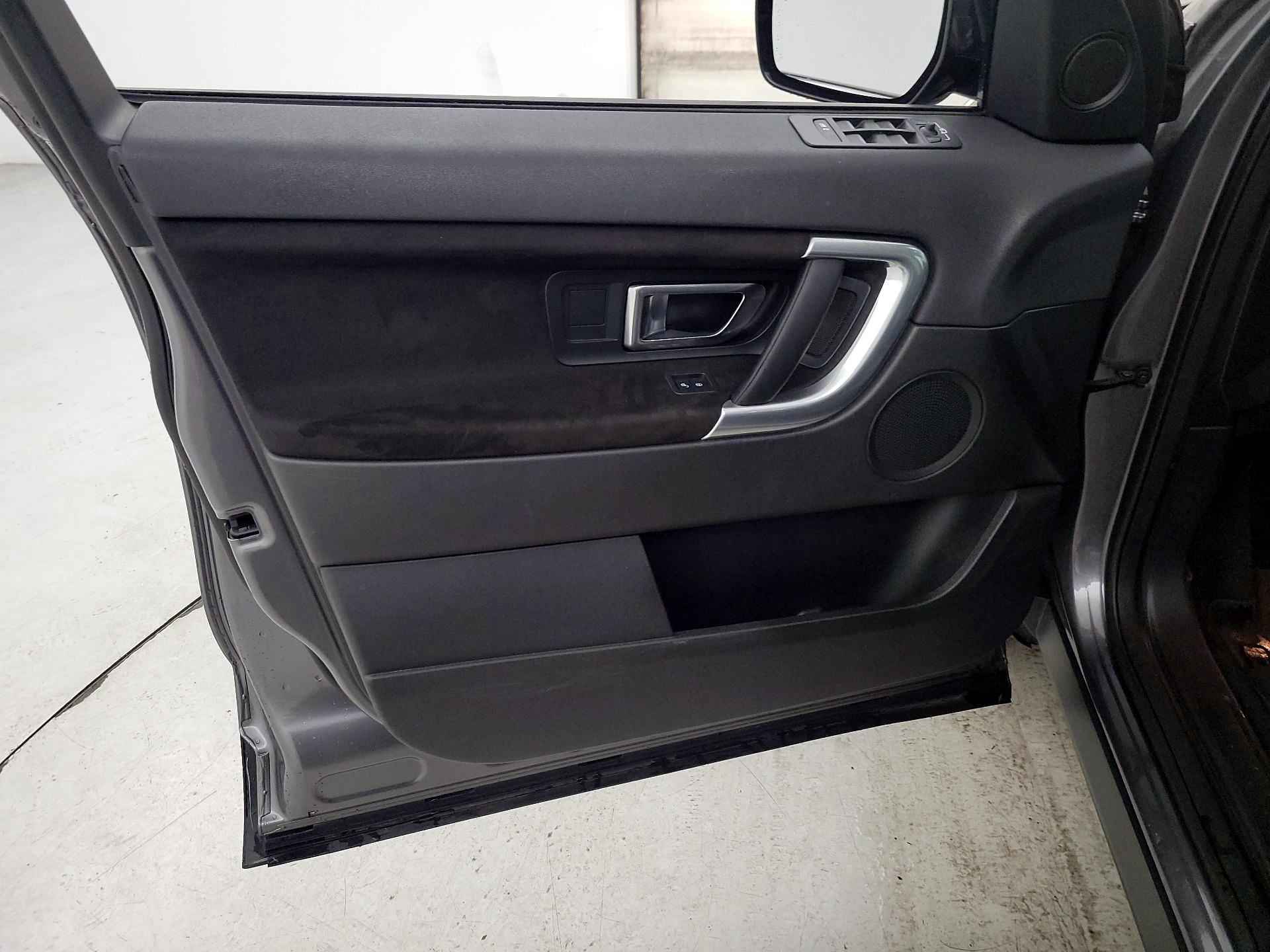 Thumbnail: 2016 Land Rover Discovery Sport - 12