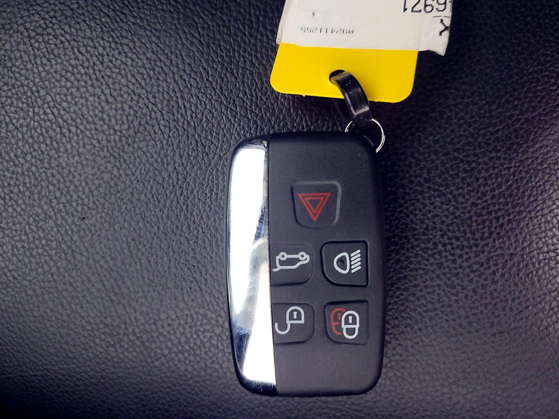 Thumbnail: 2016 Land Rover Discovery Sport - 20