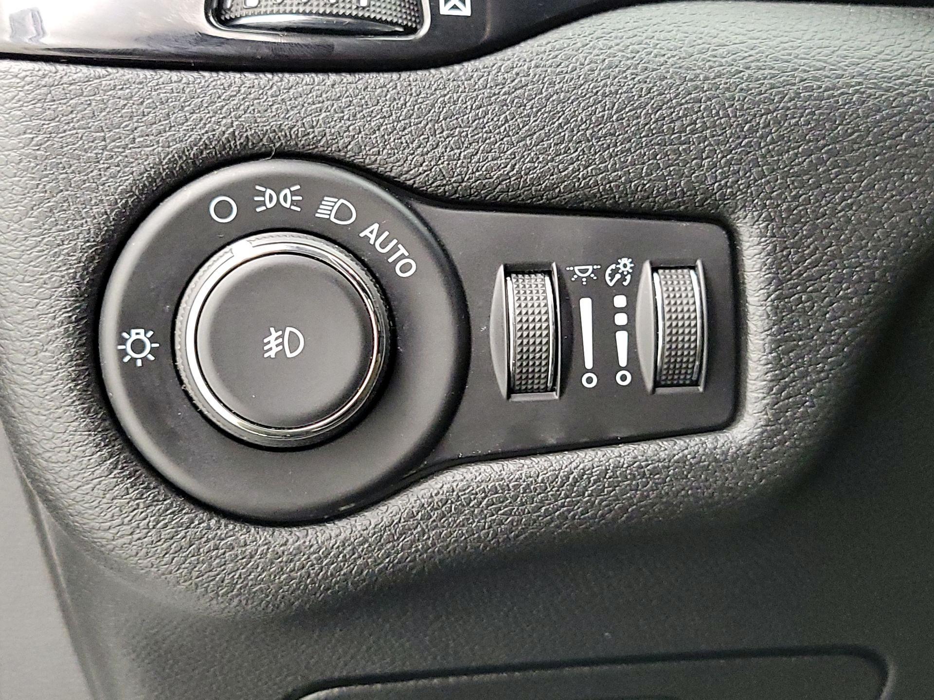 Thumbnail: 2021 Jeep Cherokee - 13