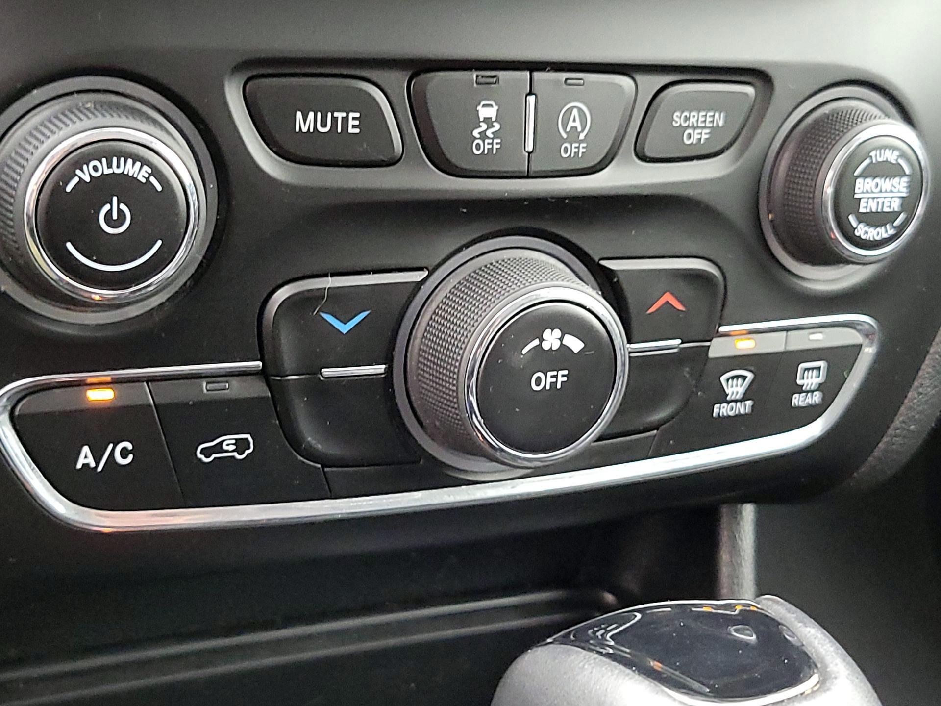 Thumbnail: 2021 Jeep Cherokee - 16