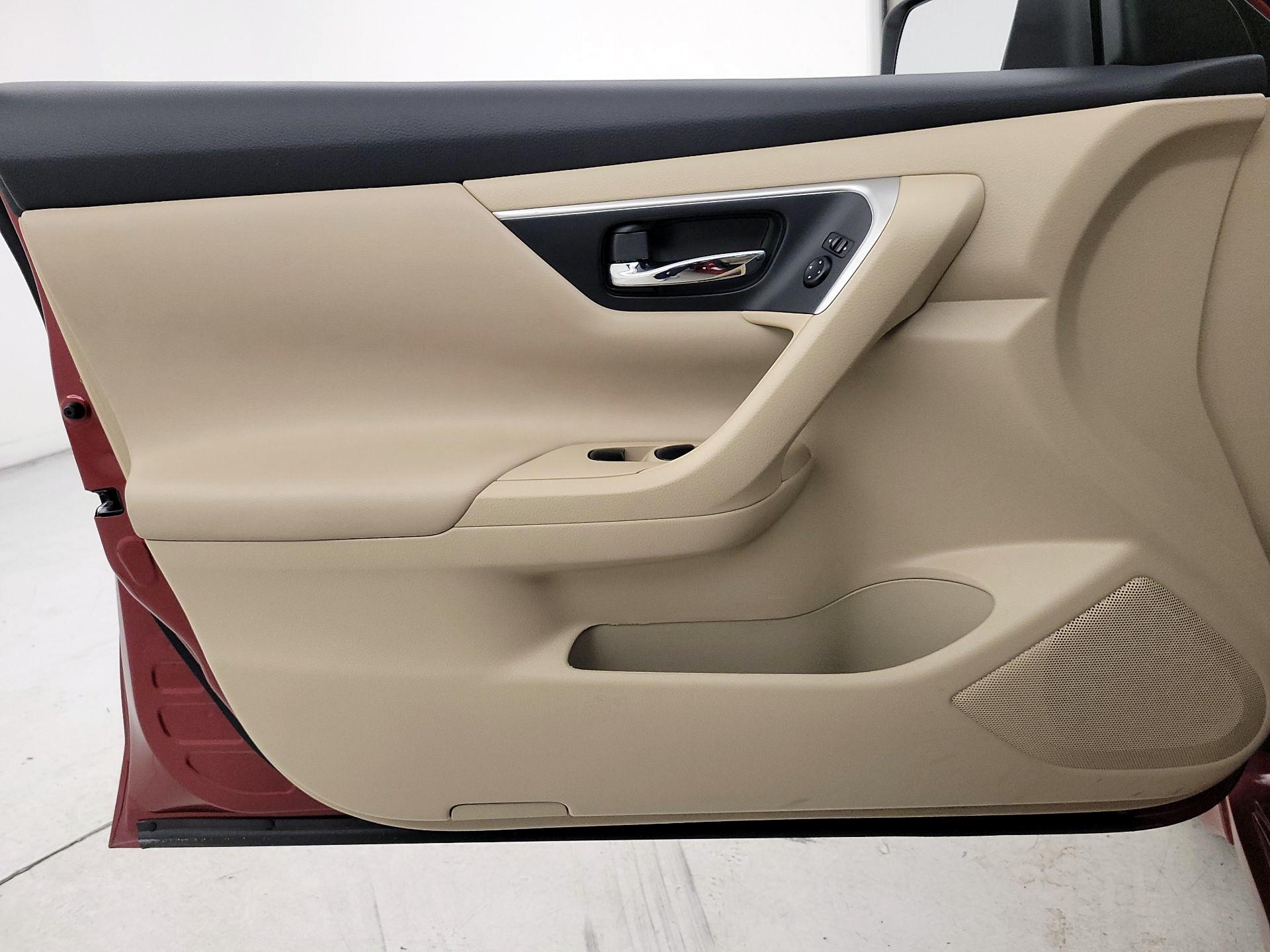 Thumbnail: 2016 Nissan Altima - 12