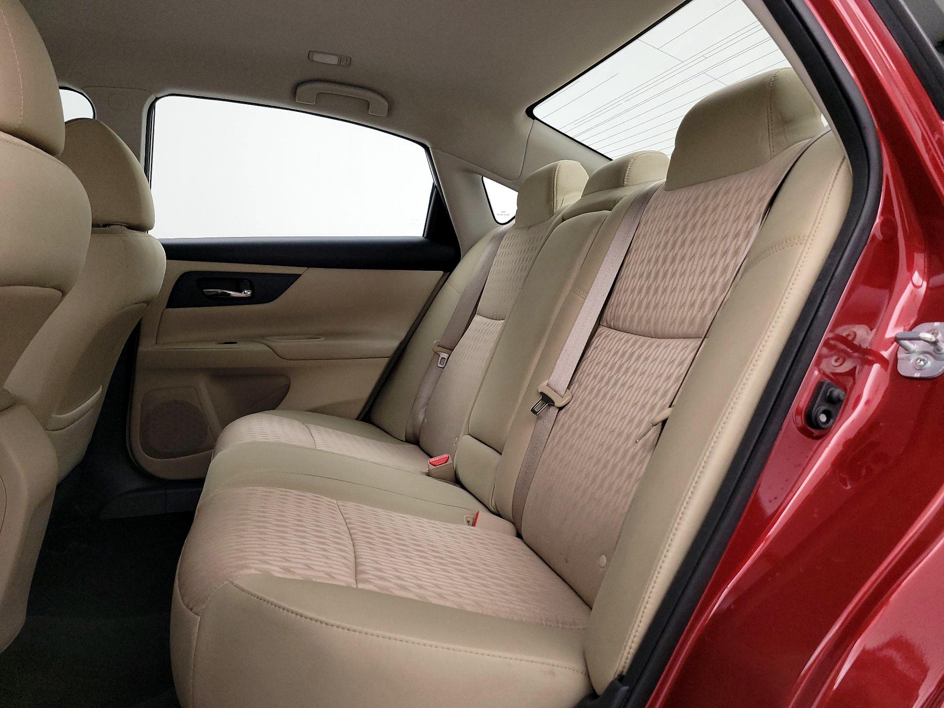 Thumbnail: 2016 Nissan Altima - 18