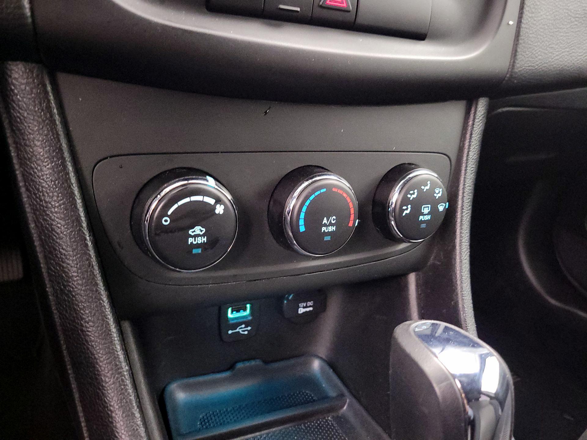 Thumbnail: 2014 Dodge Avenger - 14