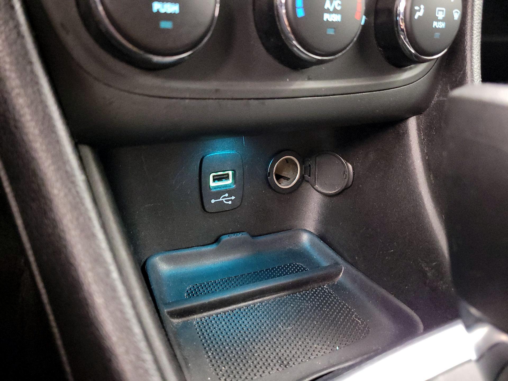 Thumbnail: 2014 Dodge Avenger - 16