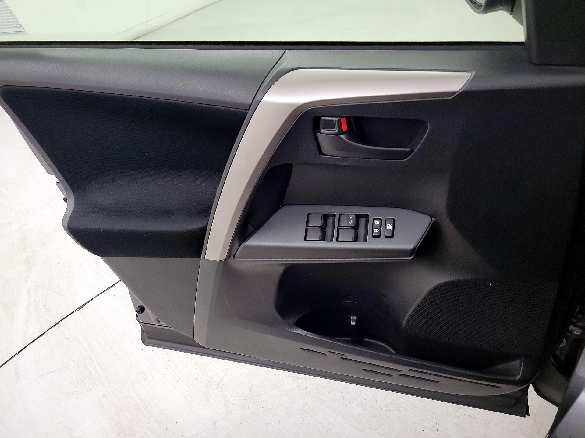 Thumbnail: 2018 Toyota RAV4 - 12