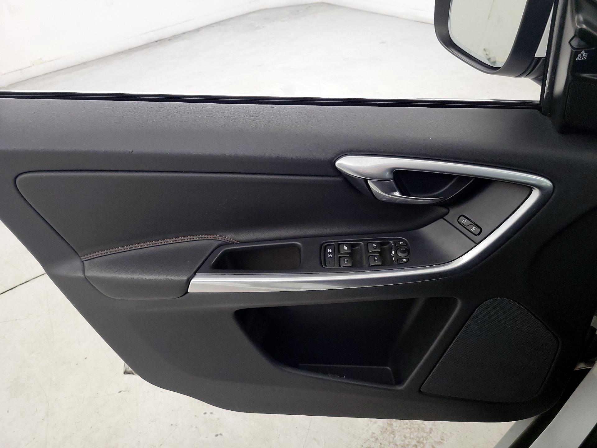 Thumbnail: 2016 Volvo XC60 - 12