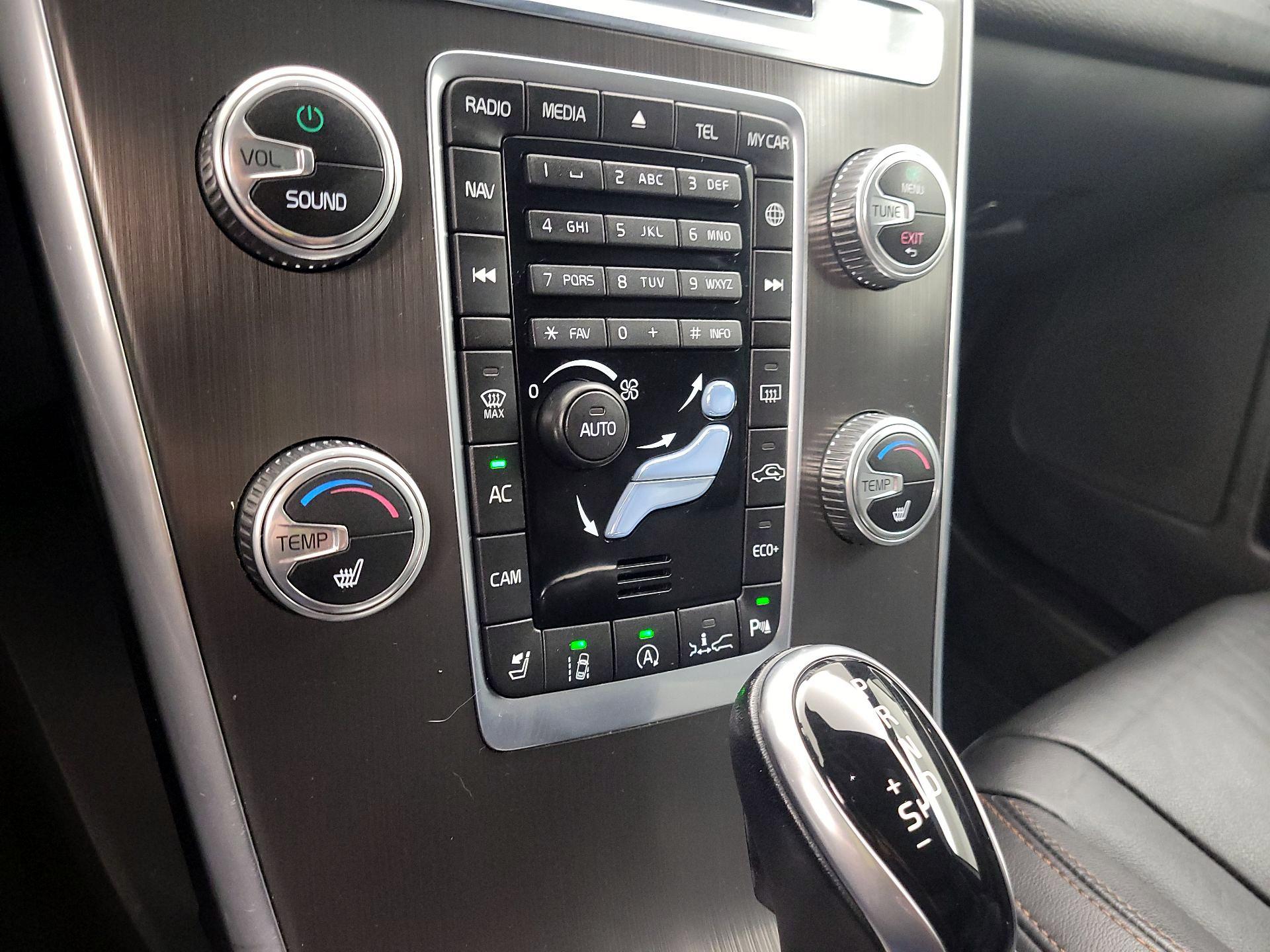 Thumbnail: 2016 Volvo XC60 - 16