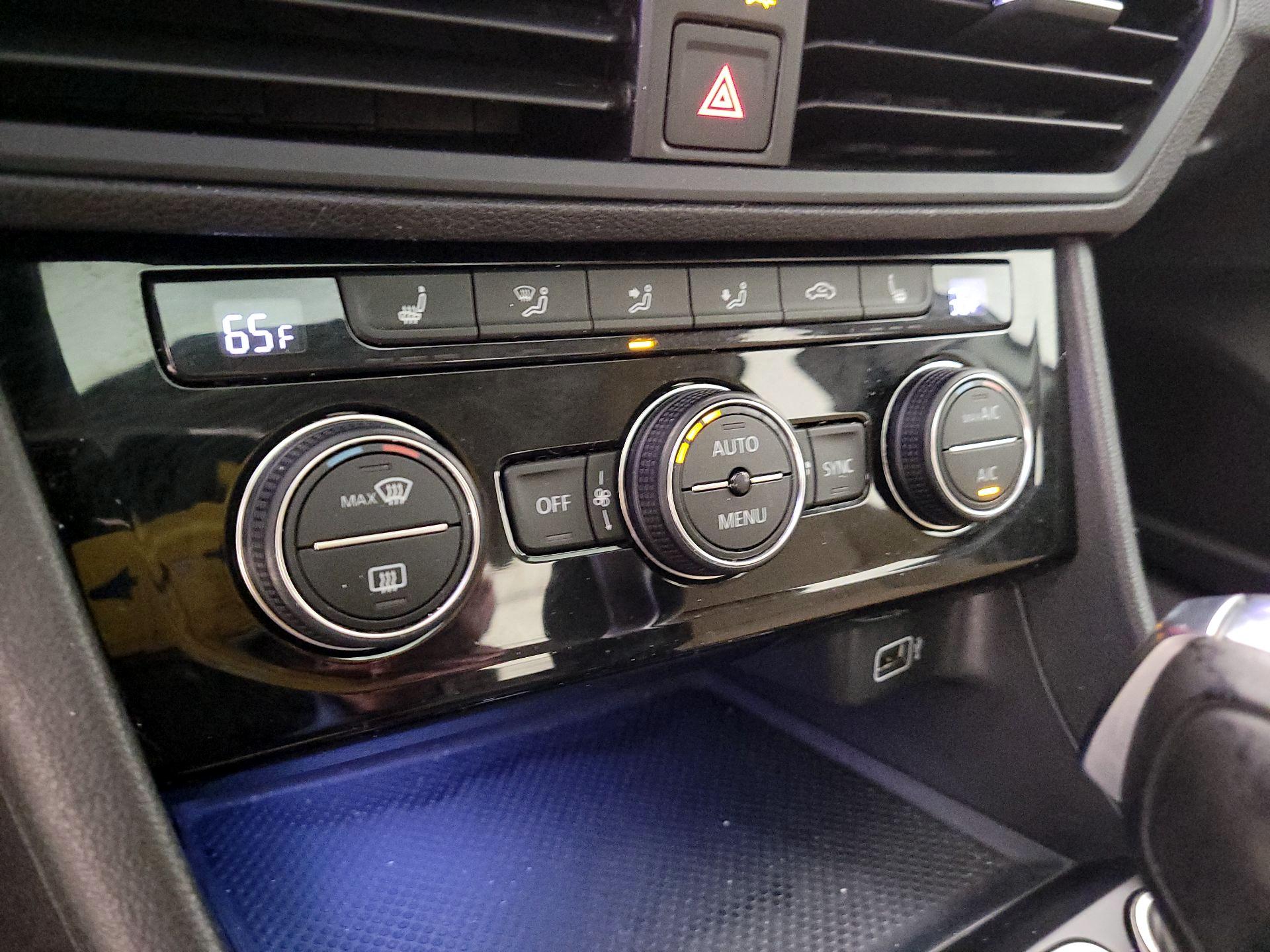 Thumbnail: 2019 Volkswagen Jetta - 15