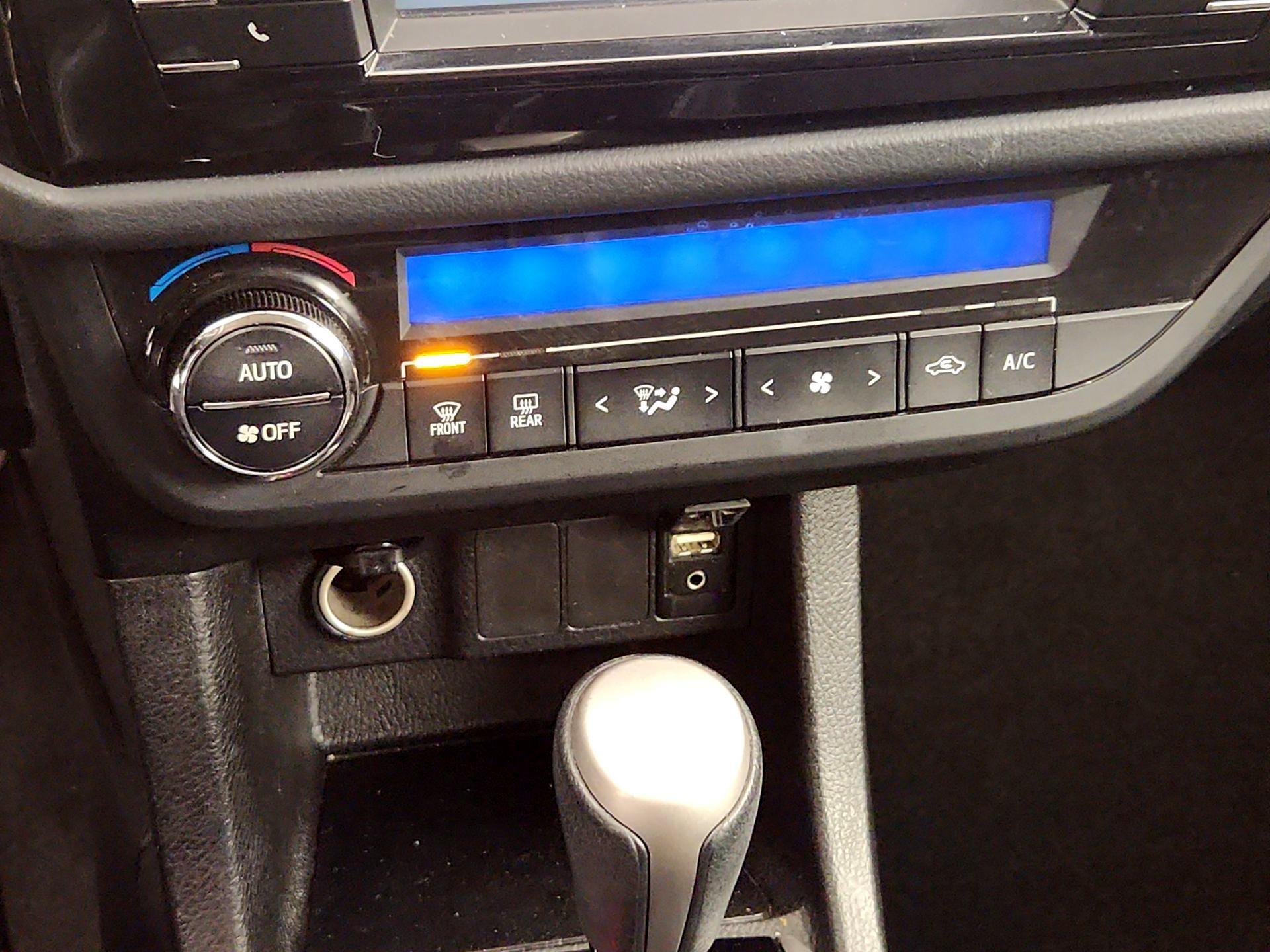 Thumbnail: 2015 Toyota Corolla - 16