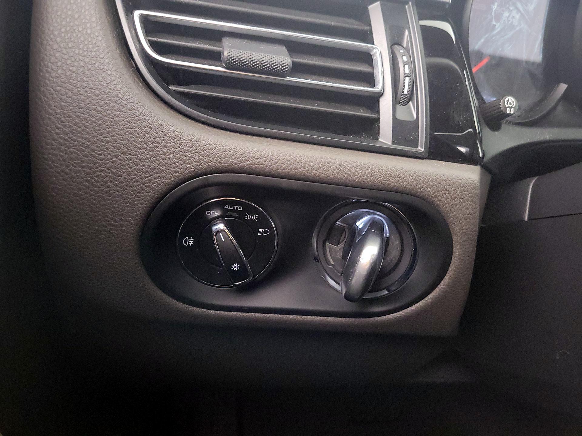 Thumbnail: 2021 Porsche Macan - 13