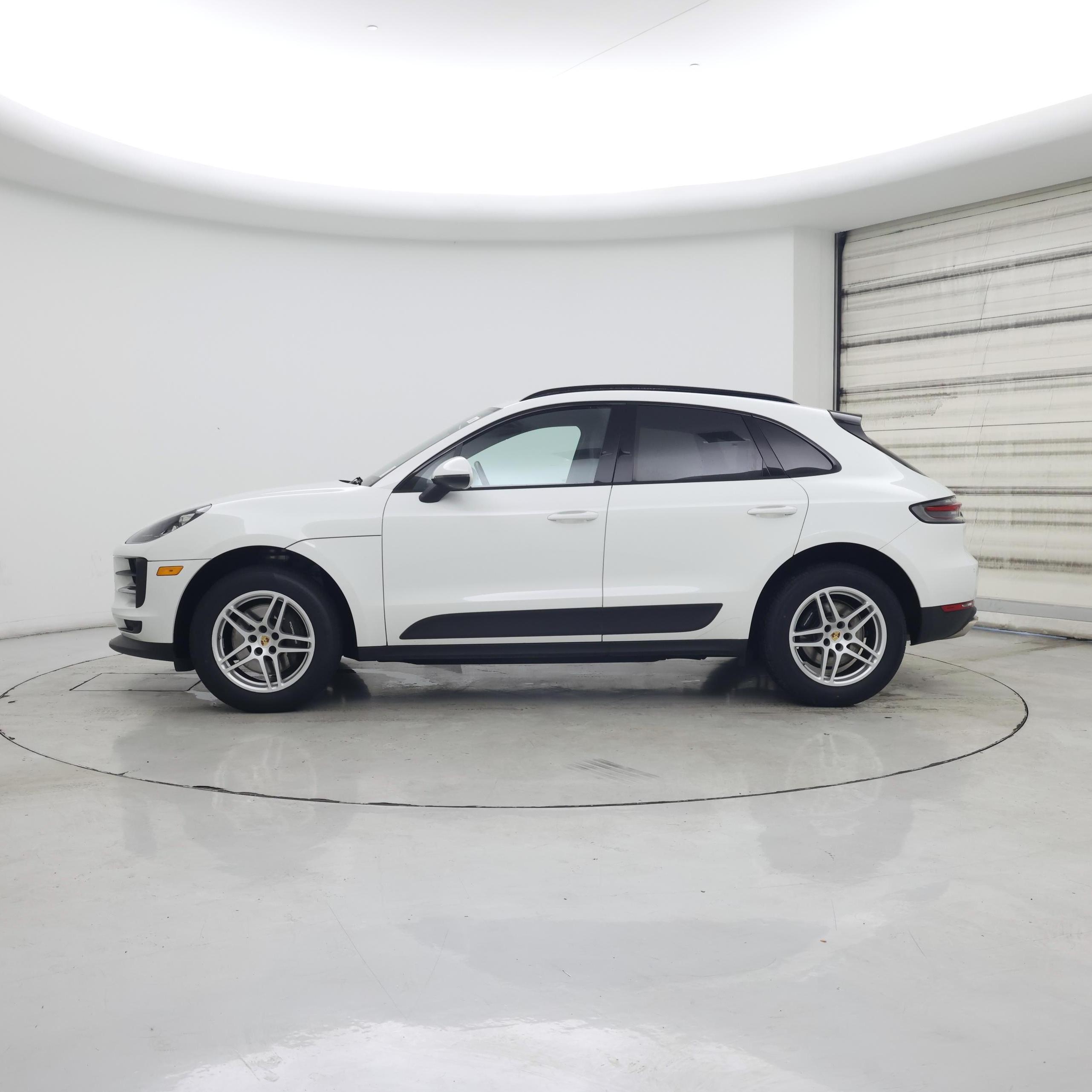 Thumbnail: 2021 Porsche Macan - 3