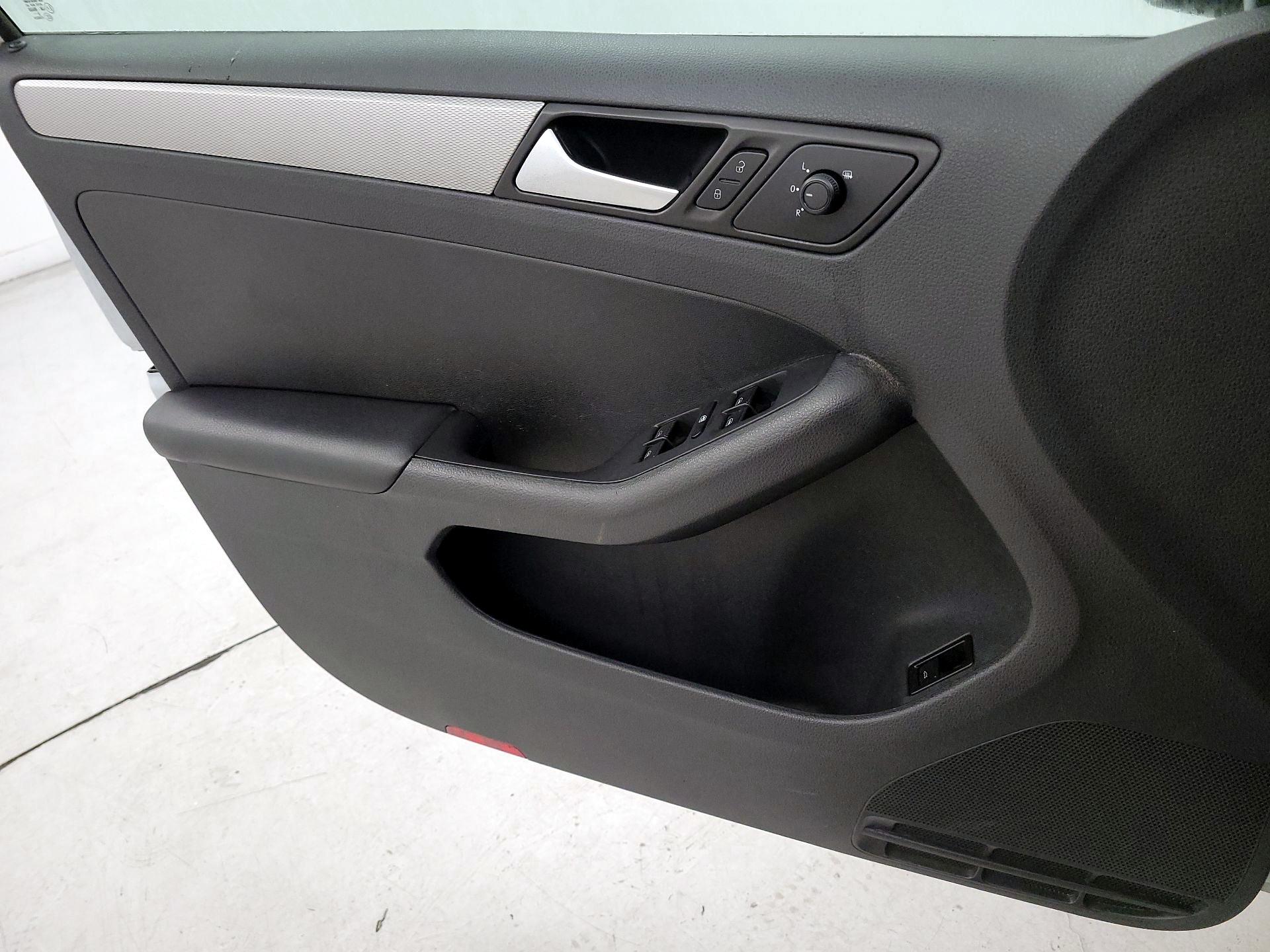 Thumbnail: 2017 Volkswagen Jetta - 12